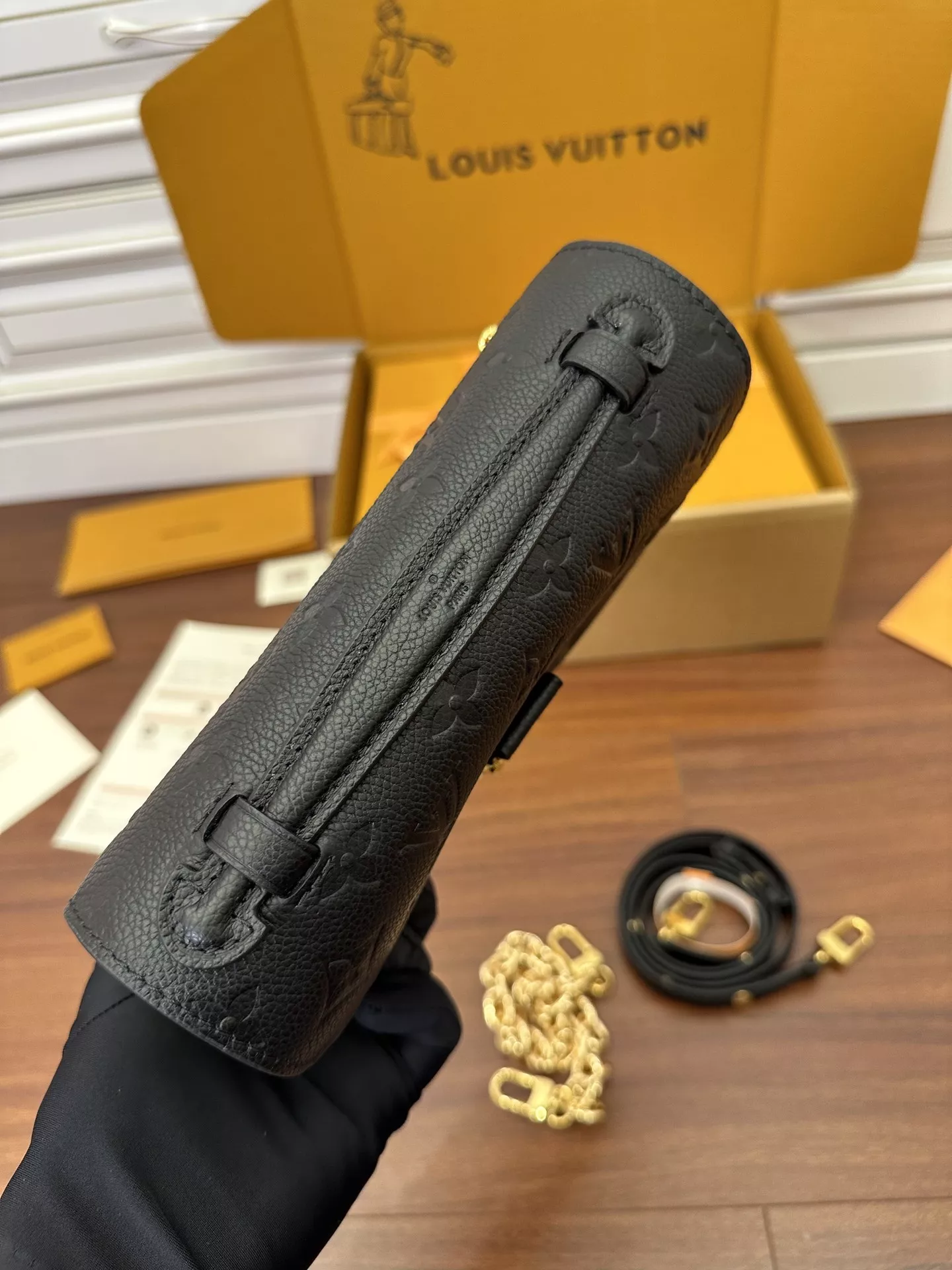 루이비통 퀼팅 체인 스트랩 블랙 크로스백 상세 이미지 8