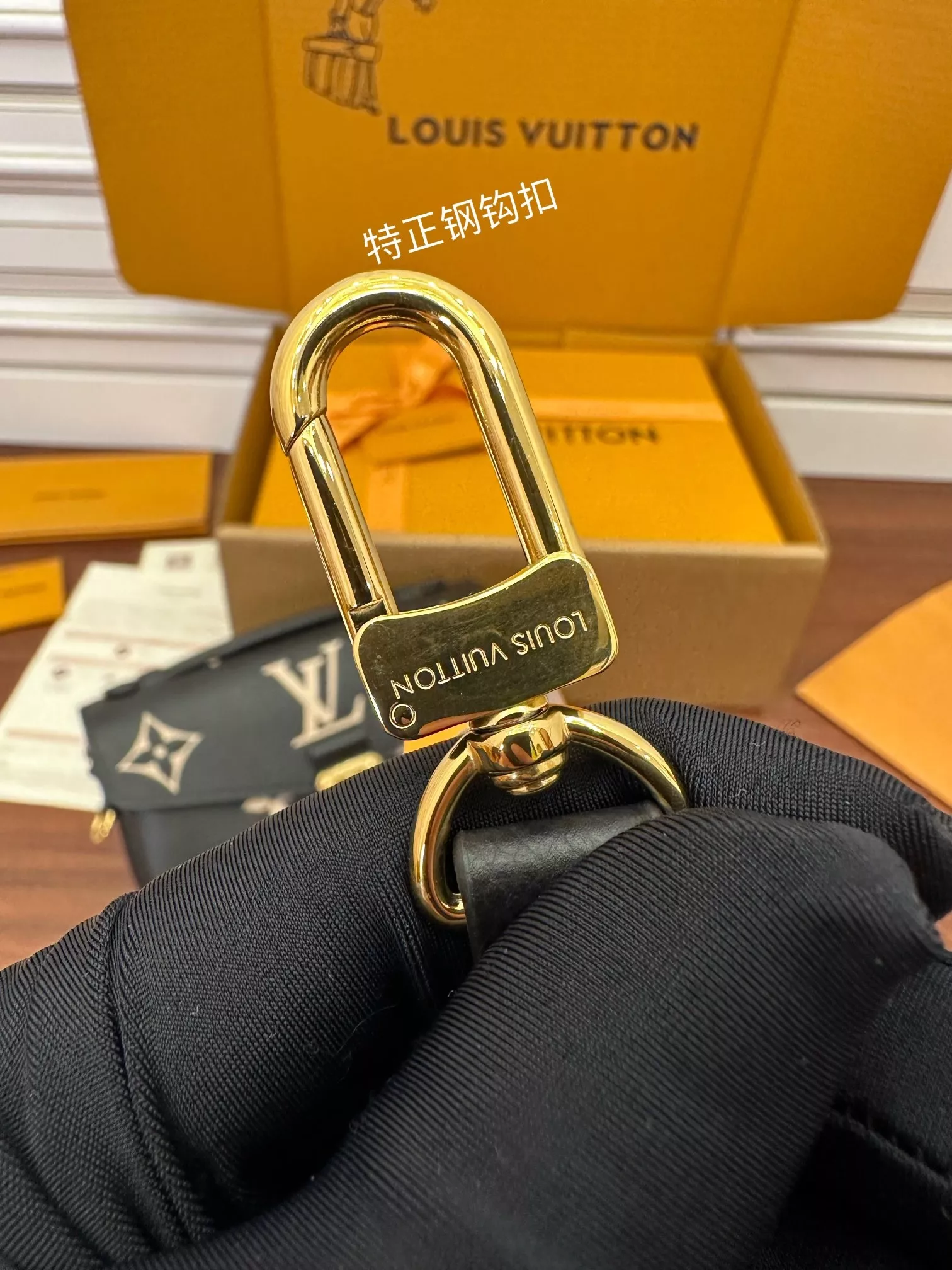 루이비통 모노그램 체인 스트랩 숄더백 상세 이미지 7