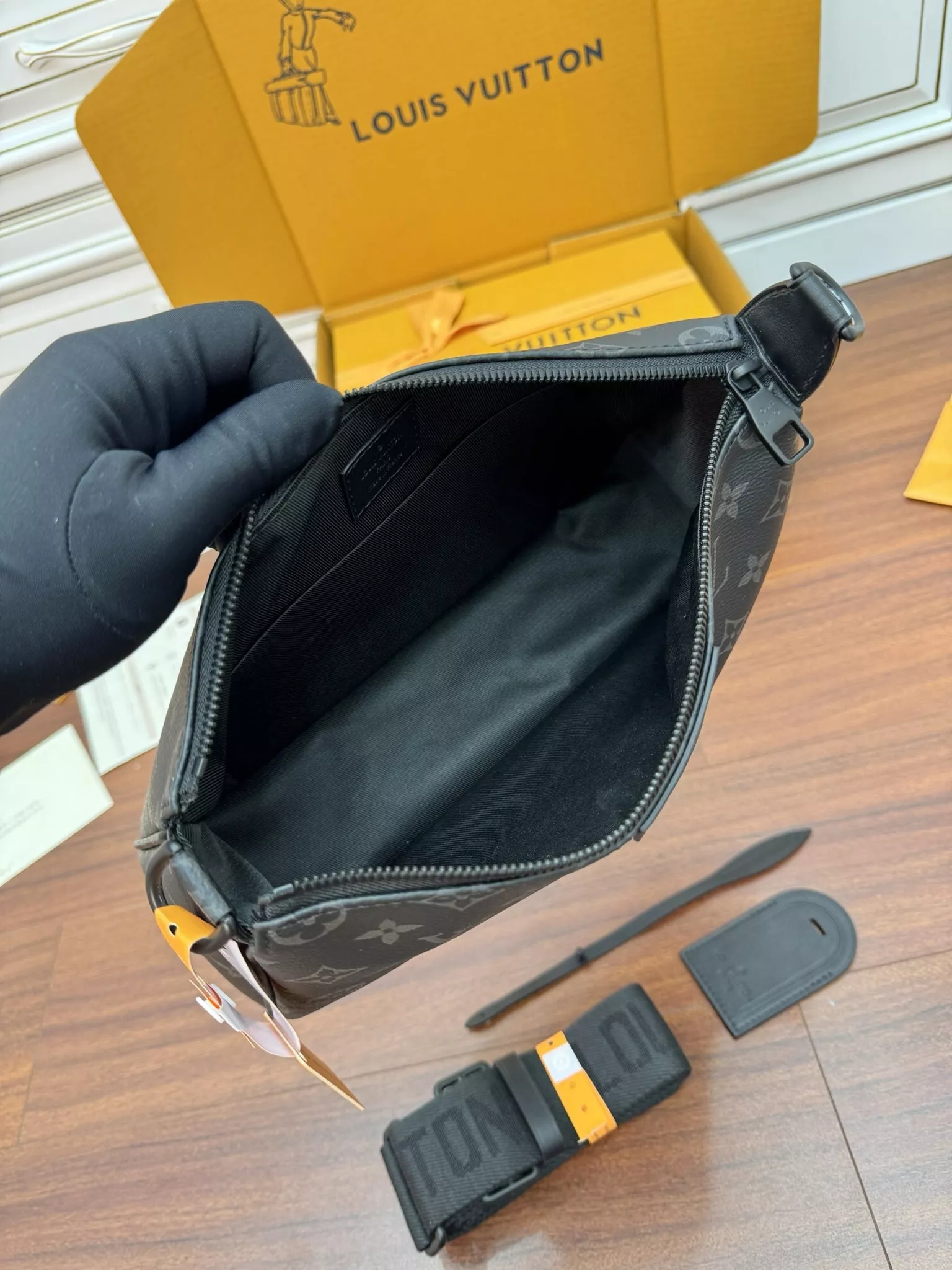 루이비통 모노그램 28cm 포쉐트 악세수아 바게트백 상세 이미지 9