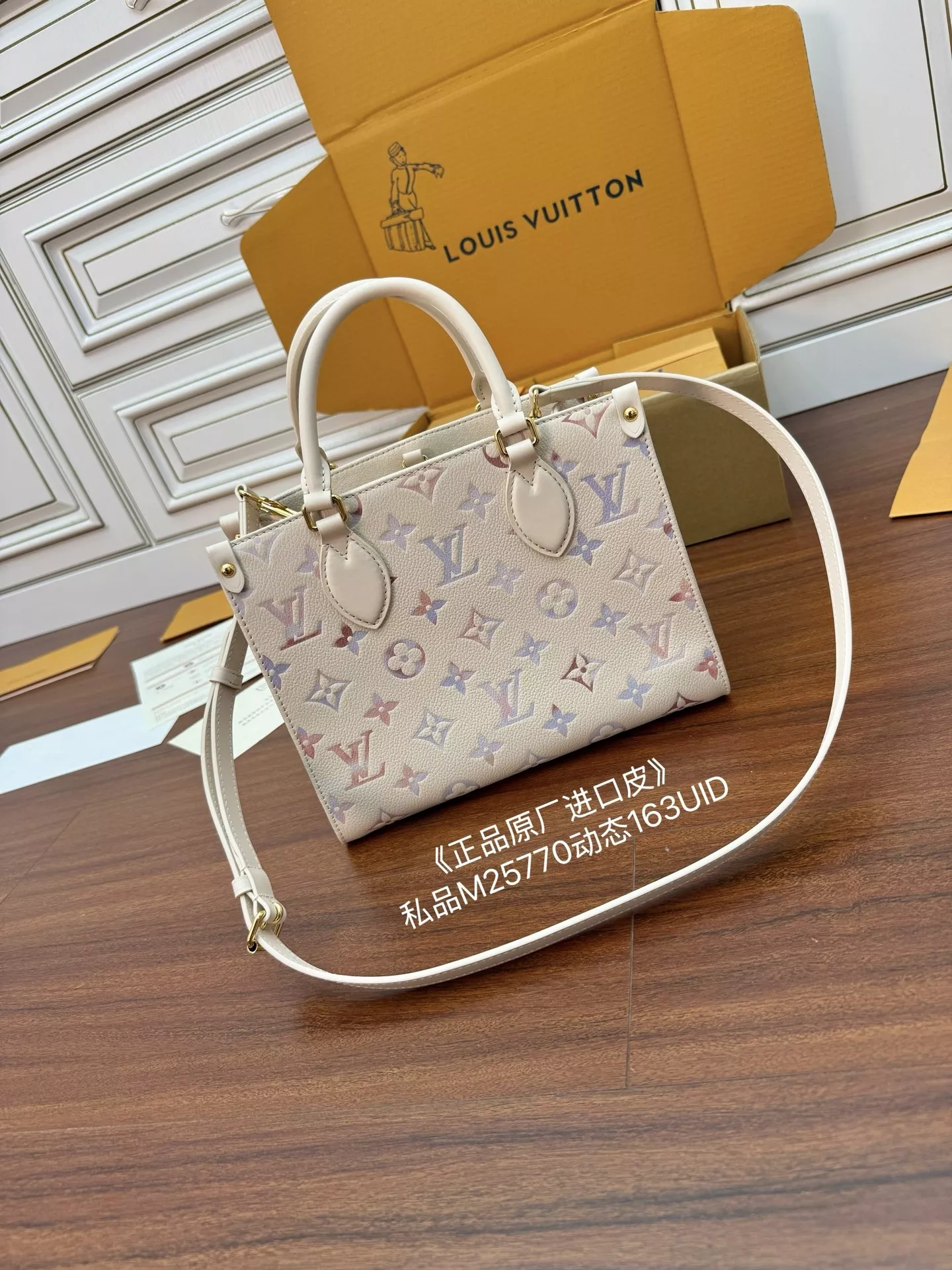 루이비통 엠보 모노그램 이탈리아 가죽 탑핸들 토트백 상세 이미지 3