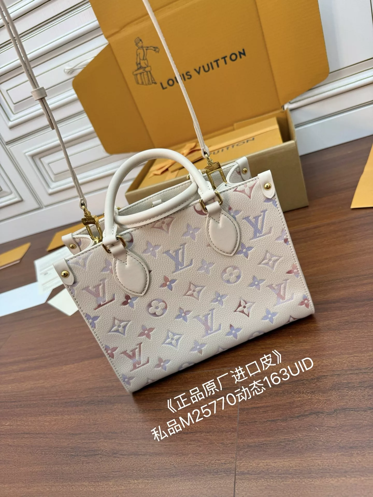 루이비통 엠보 모노그램 이탈리아 가죽 탑핸들 토트백 상세 이미지 4