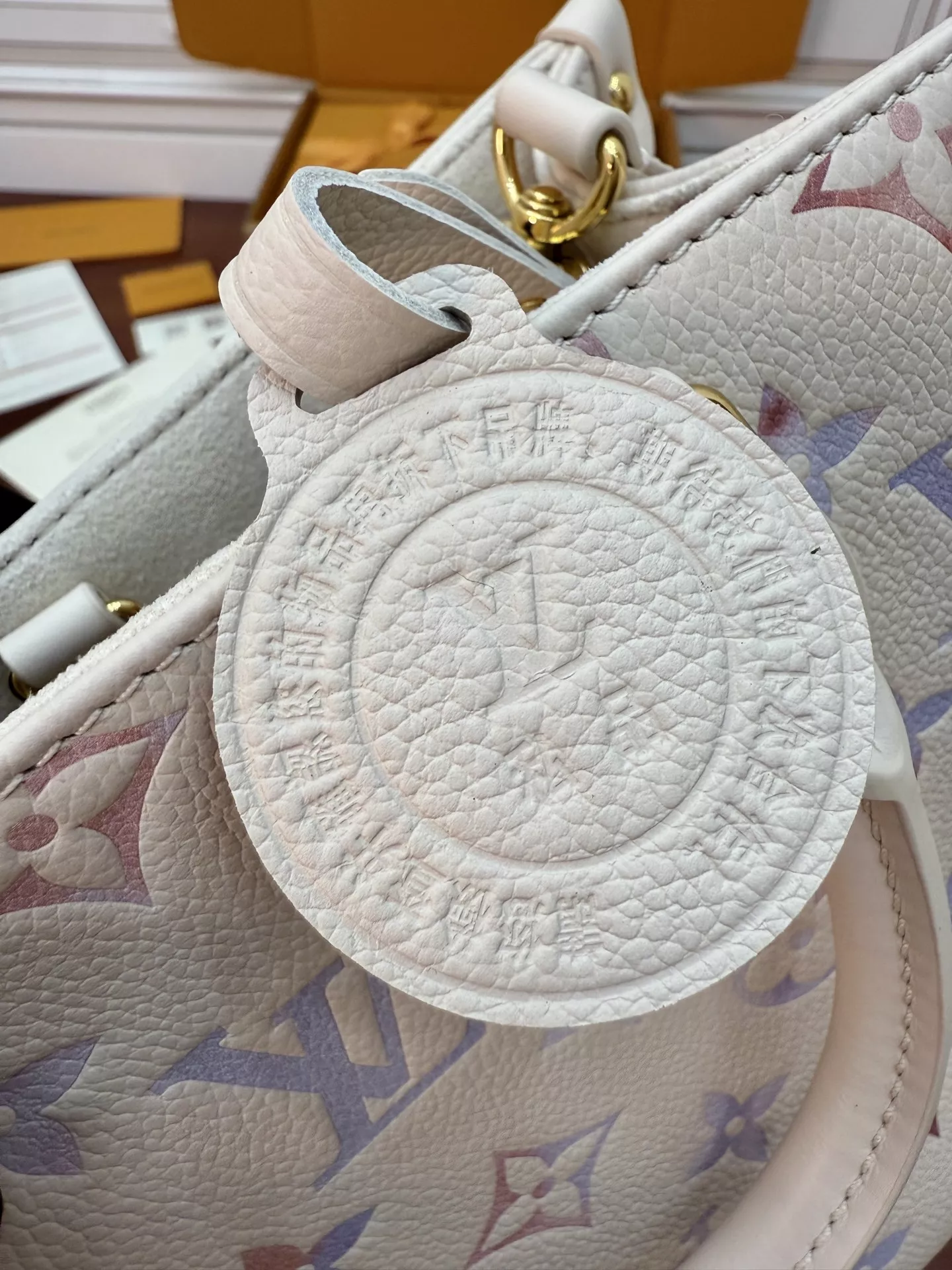 루이비통 엠보 모노그램 이탈리아 가죽 탑핸들 토트백 상세 이미지 18
