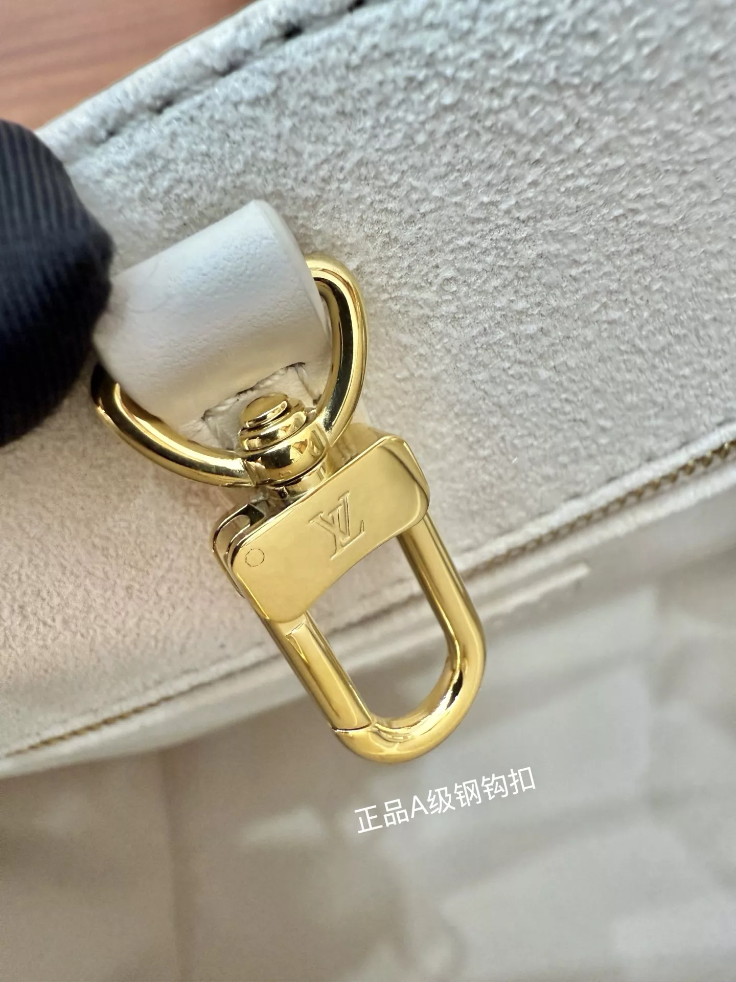루이비통 엠보 모노그램 이탈리아 가죽 탑핸들 토트백 상세 이미지 9