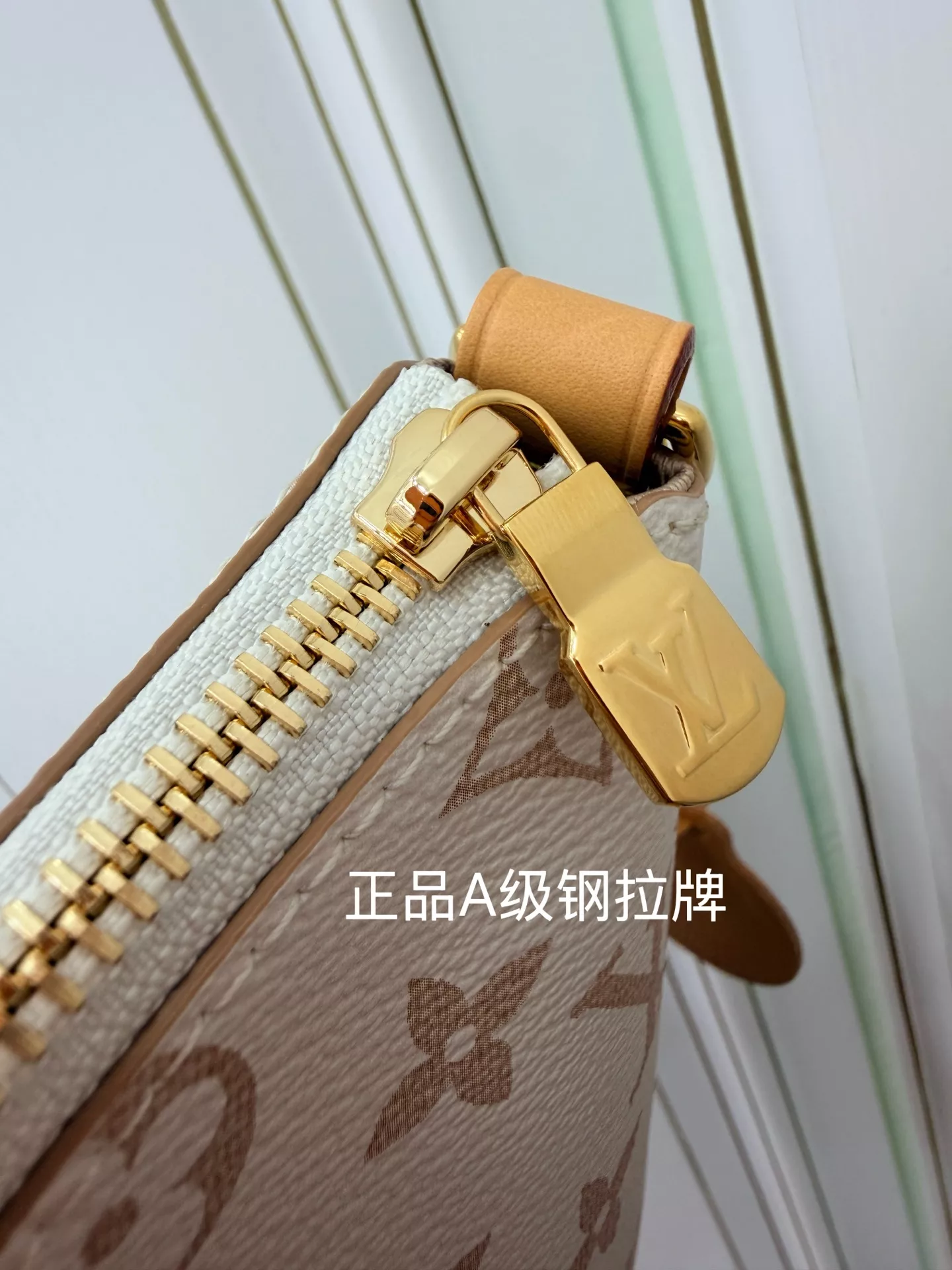 루이비통 모노그램 체인 스트랩 숄더백 상세 이미지 4