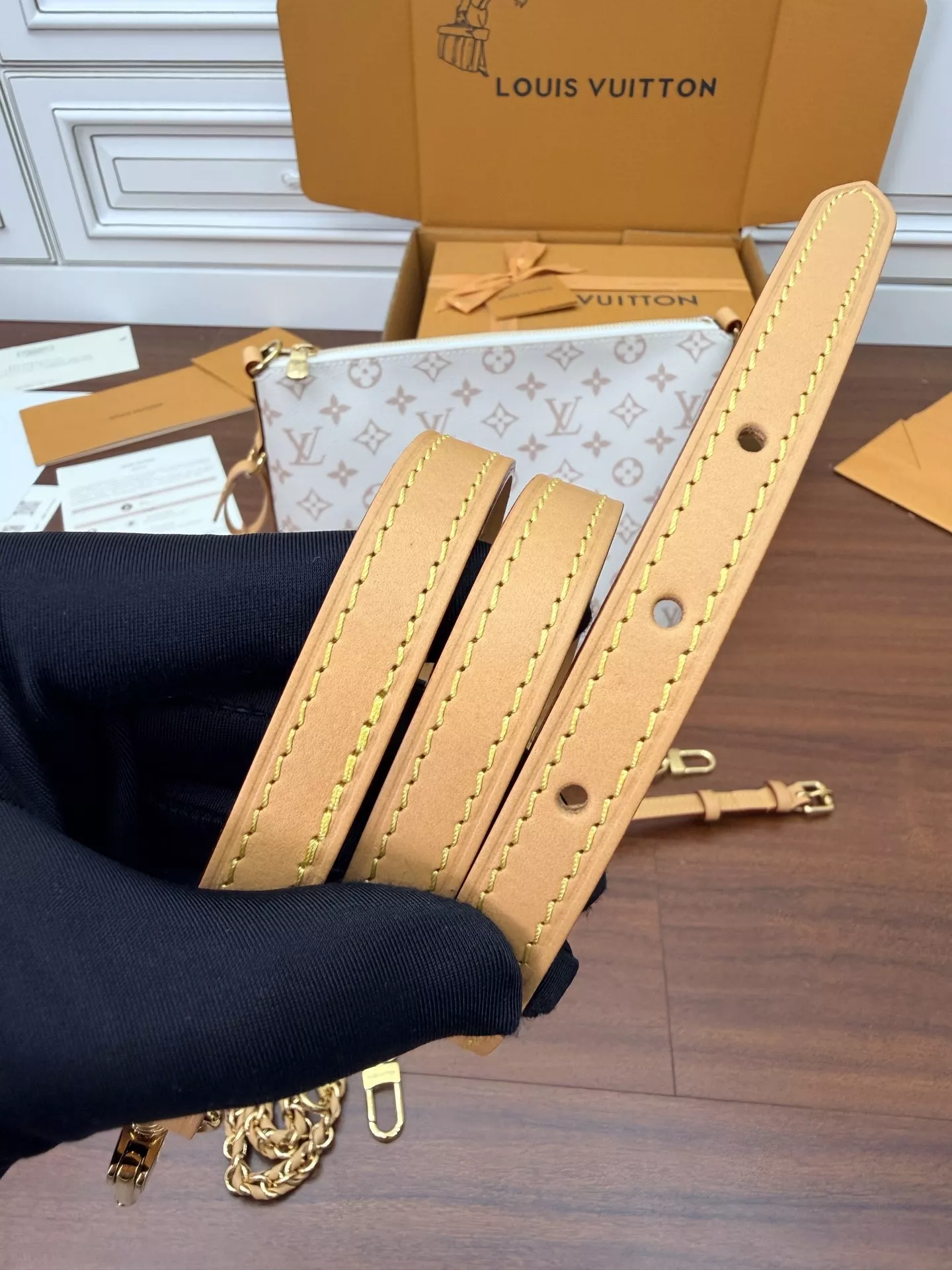 루이비통 모노그램 체인 스트랩 숄더백 상세 이미지 11