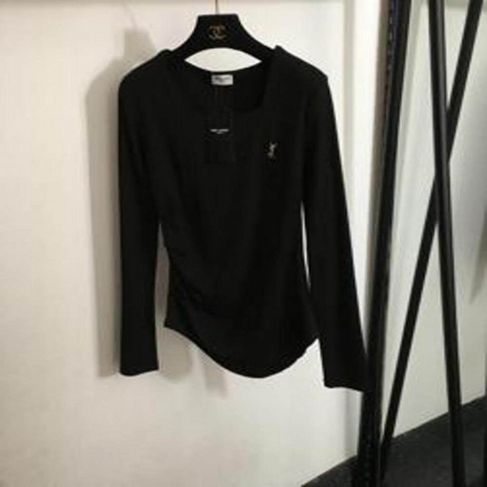 입생로랑 로고 브로치 장식 U넥 슬림핏 긴팔 티셔츠