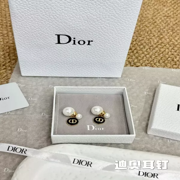 디올 진주 장식 로고 드롭 귀걸이