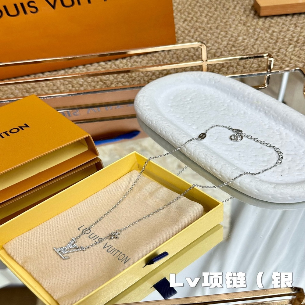 루이비통 두꺼운 금도금 로고 체인 목걸이
