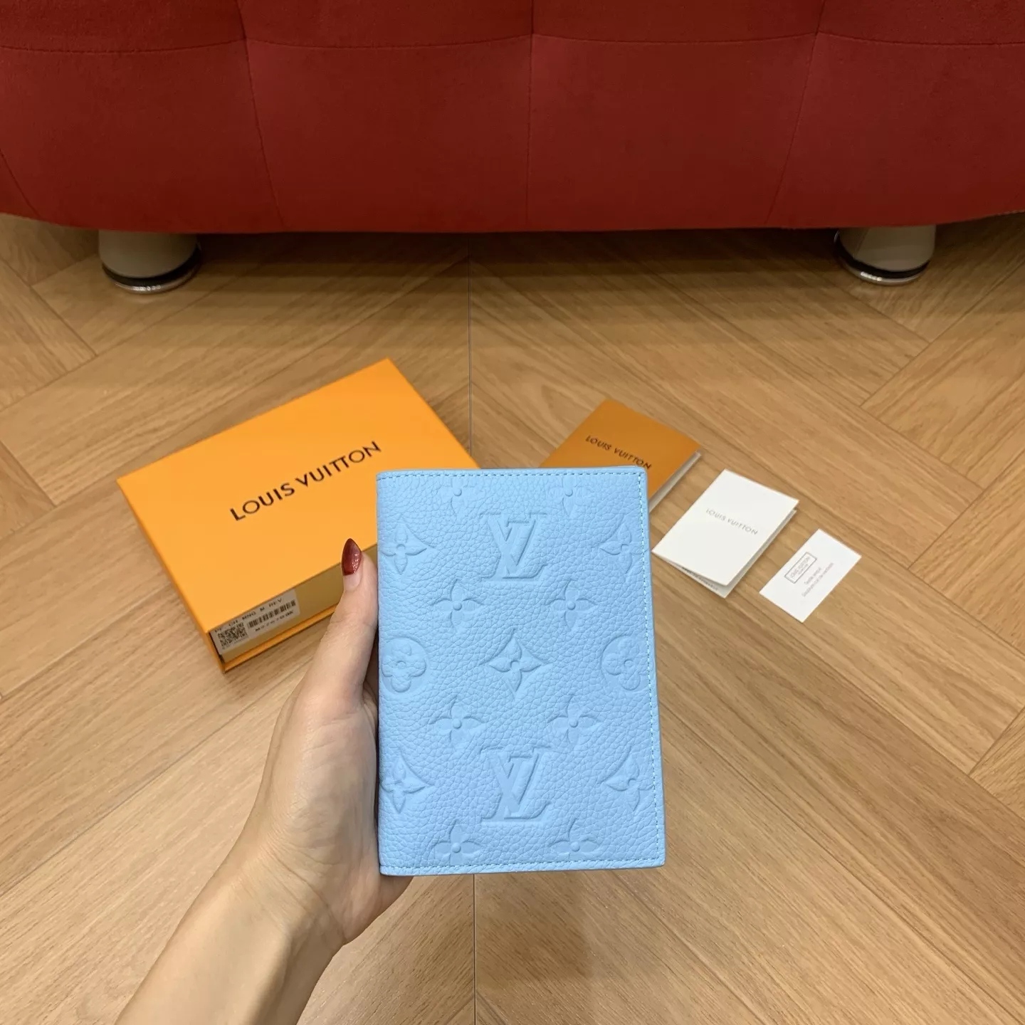 루이비통 블루 엠보 로고 레더 여권 커버 상세 이미지 2