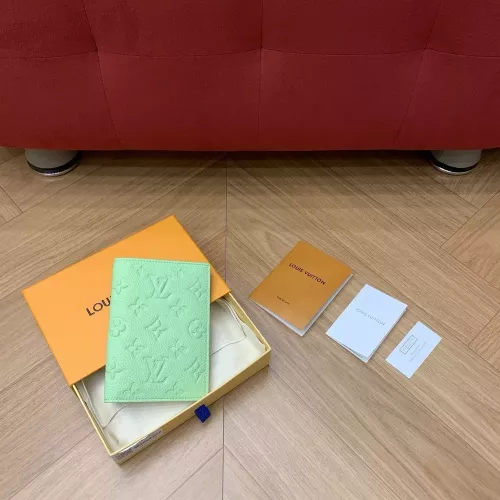 루이비통 애플그린 엠보 로고 가죽 여권 커버