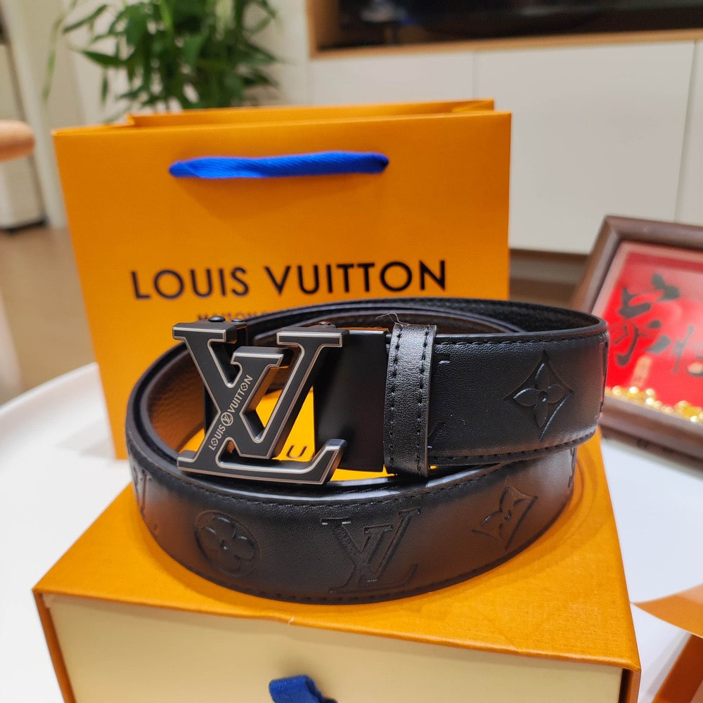 루이비통 무광 블랙 LV 버클 엠보 소가죽 벨트