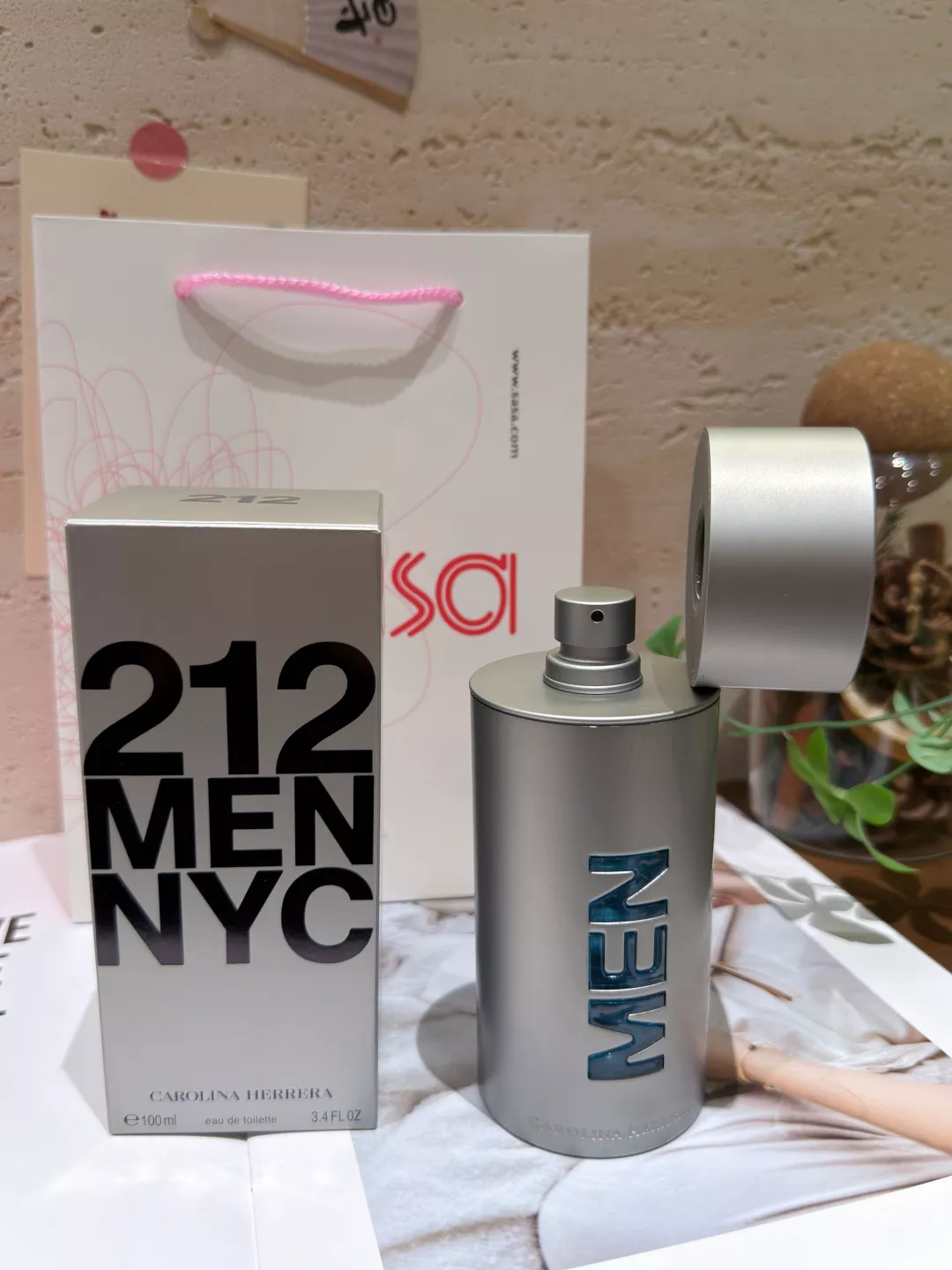 캐롤리나헤레라 212 맨 NYC 우디 플로럴 EDT 향수 상세 이미지 1