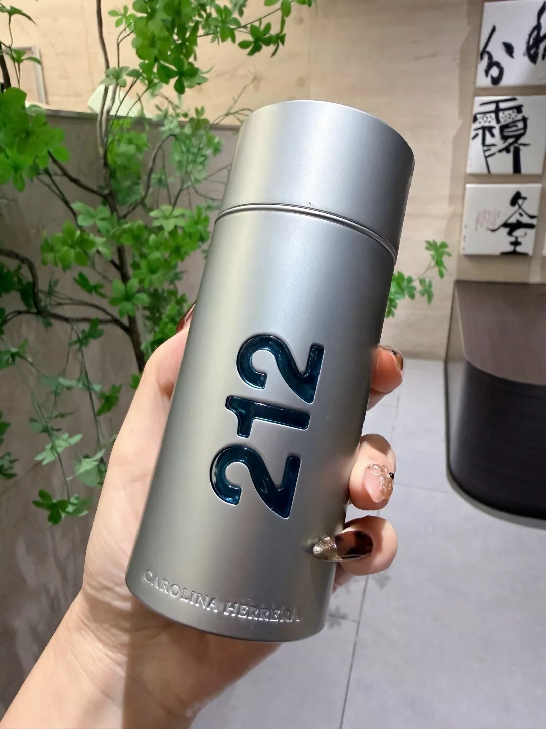 캐롤리나헤레라 212 맨 NYC 우디 플로럴 EDT 향수 상세 이미지 4
