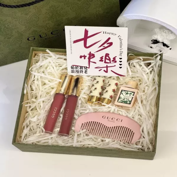 구찌 립글로즈와 미니 향수 구성 한정 기프트 세트