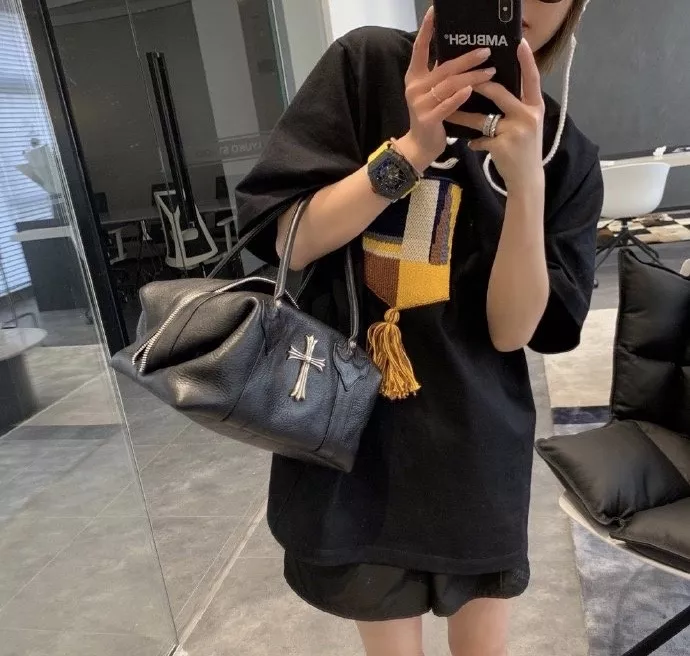 크롬하츠 십자가 장식 모니카 만두형 쇼퍼백 상세 이미지 24