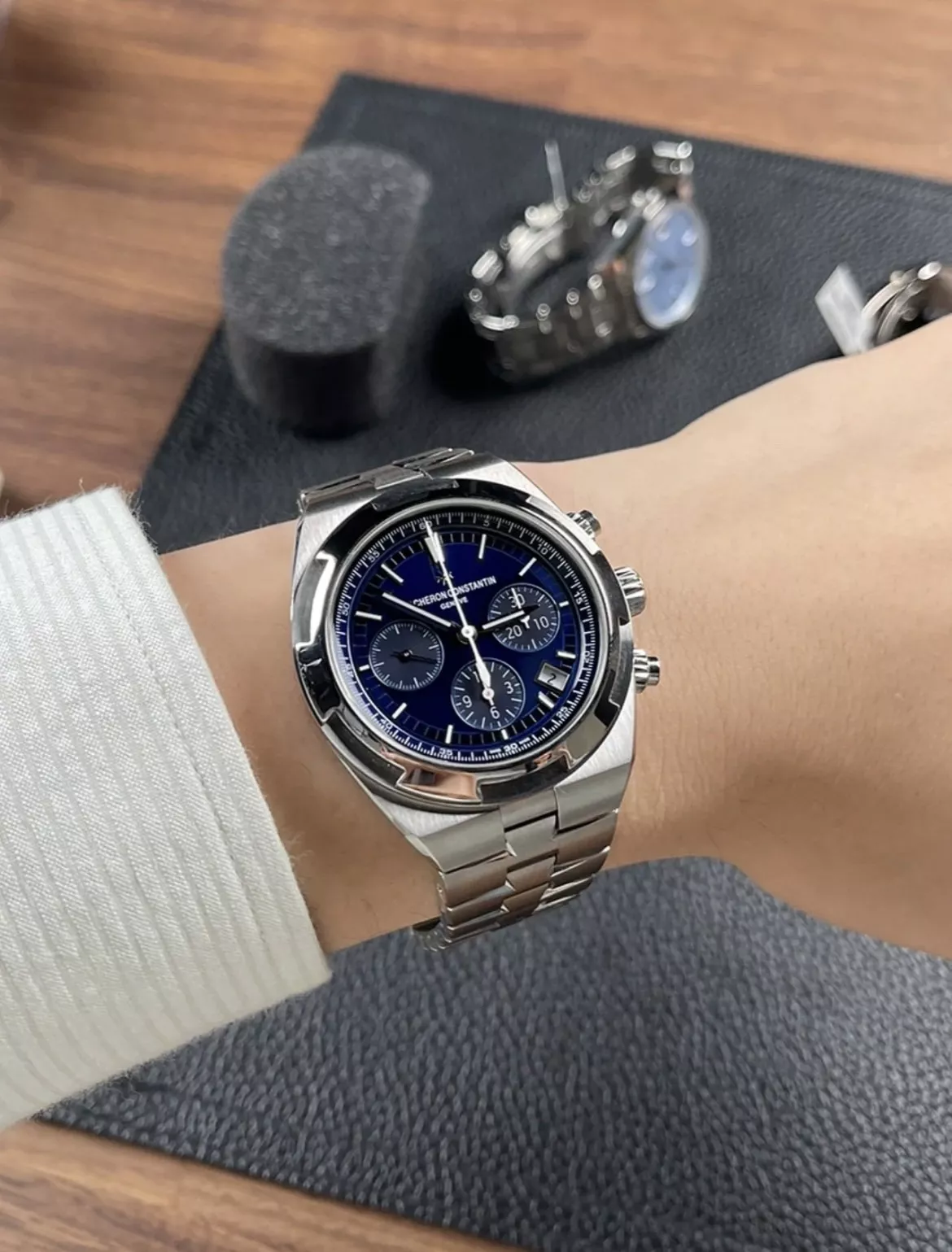 바쉐론콘스탄틴 오버시즈 42.5mm 블루 다이얼 스테인리스 손목시계 상세 이미지 35