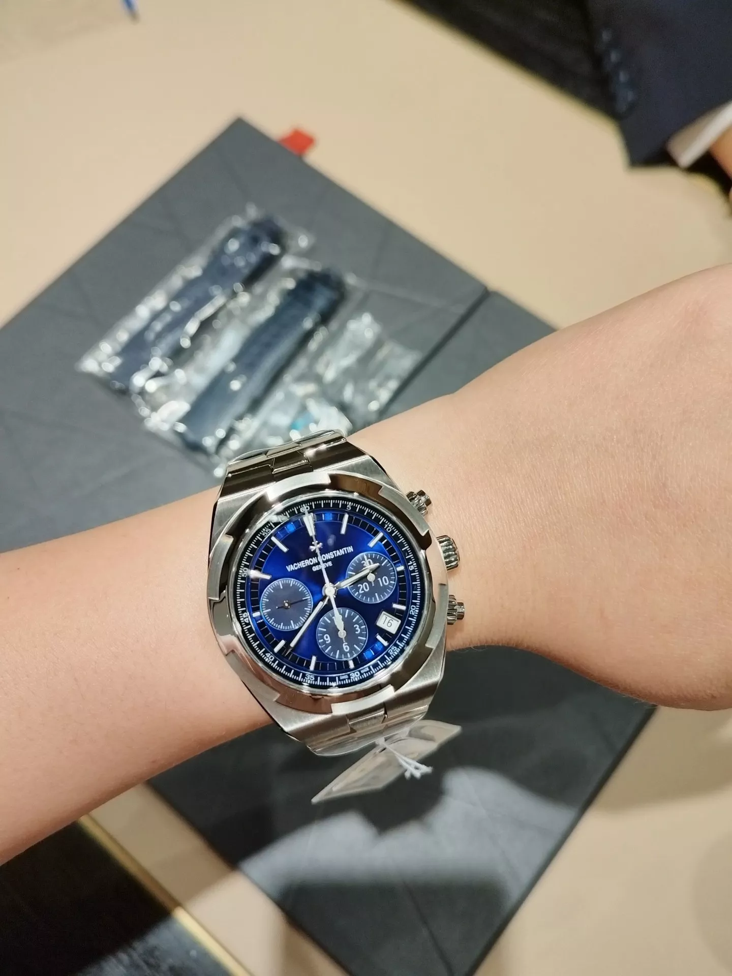 바쉐론콘스탄틴 오버시즈 42.5mm 블루 다이얼 스테인리스 손목시계 상세 이미지 36
