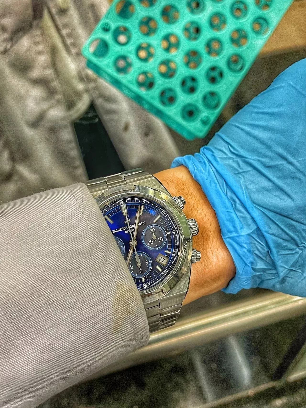 바쉐론콘스탄틴 오버시즈 42.5mm 블루 다이얼 스테인리스 손목시계 상세 이미지 31