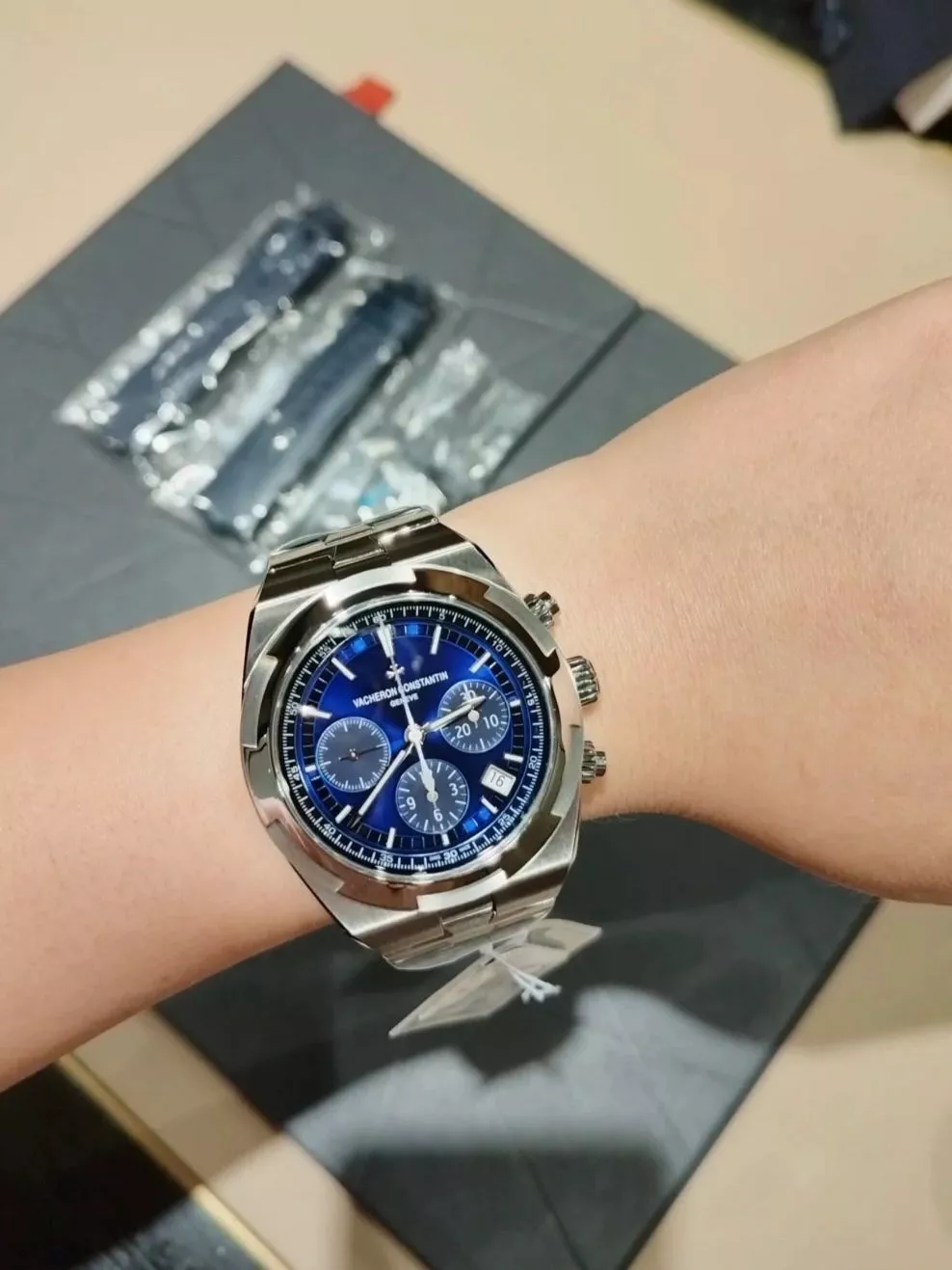 바쉐론콘스탄틴 오버시즈 42.5mm 블루 다이얼 스테인리스 손목시계 상세 이미지 22