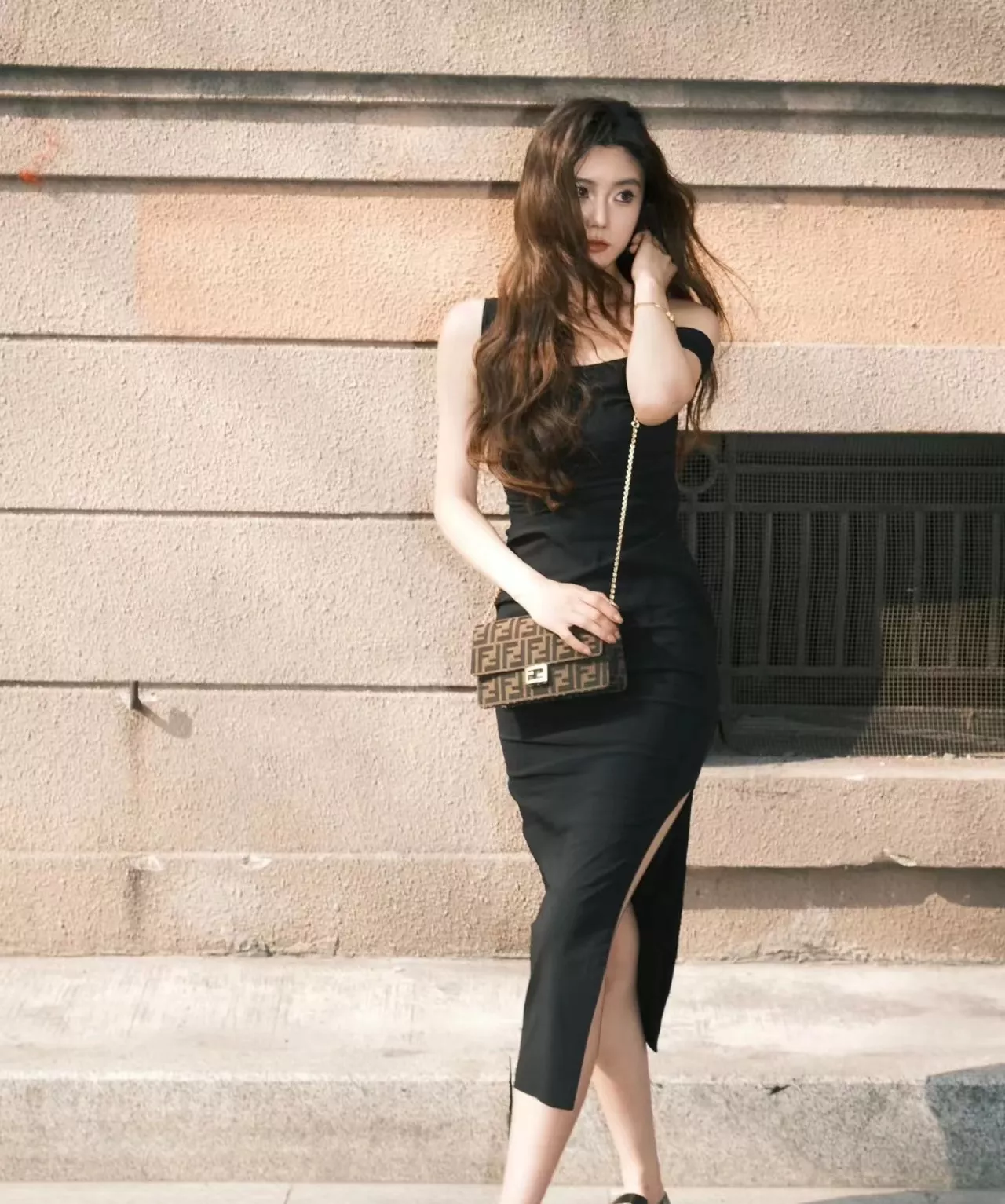 펜디 체인 스트랩 FF 자카드 바게트백 상세 이미지 16