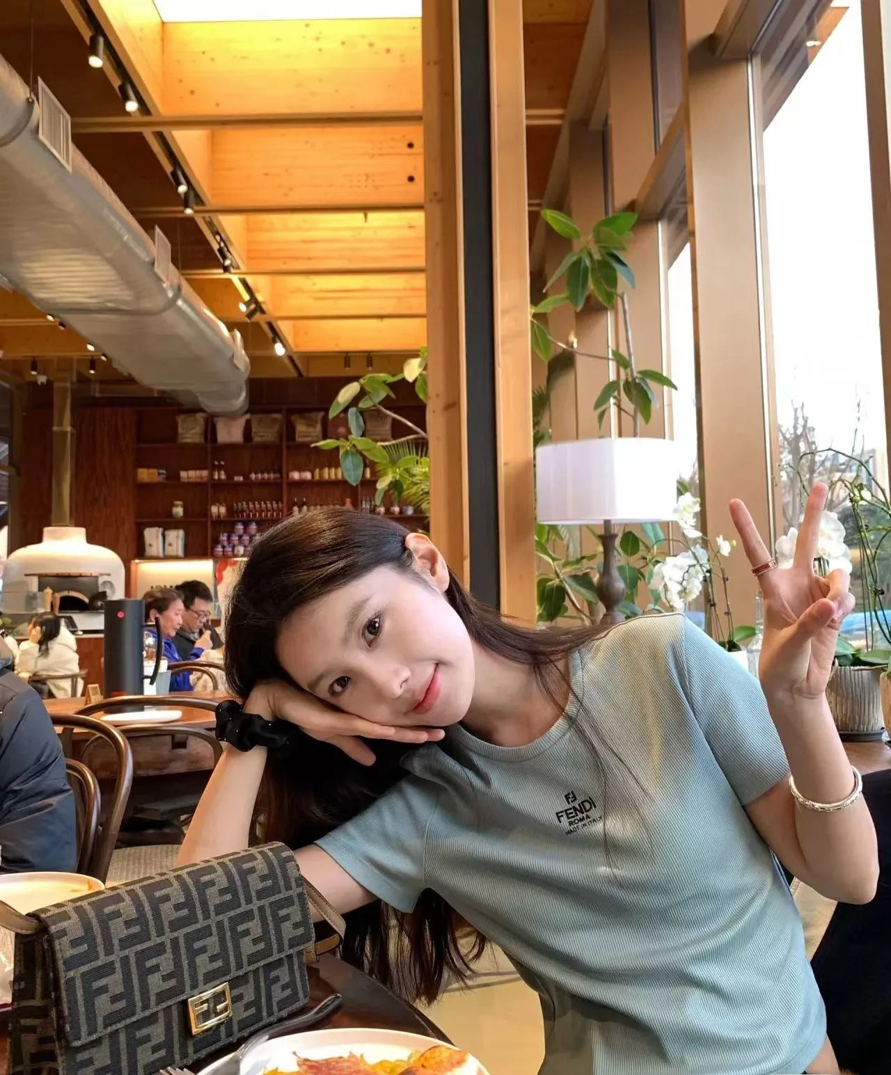 펜디 체인 스트랩 FF 자카드 바게트백 상세 이미지 20