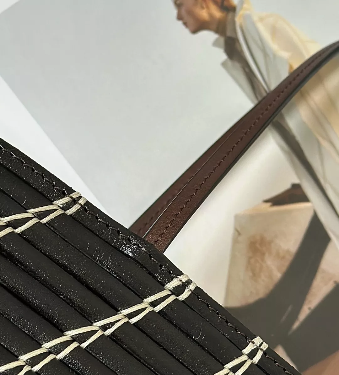 더로우 스몰 알바 연륜 위빙 가죽 토트백 상세 이미지 5