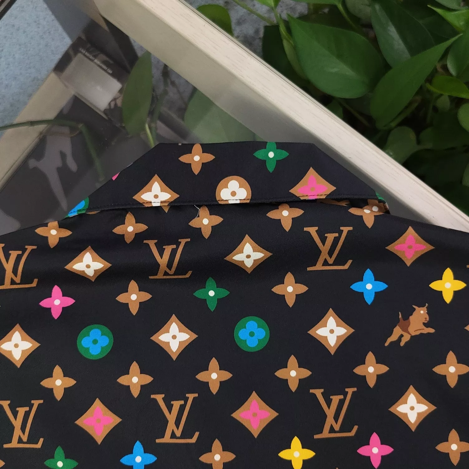 루이비통 LV 그래피티 모노그램 풀프린트 반소매 셔츠 상세 이미지 7