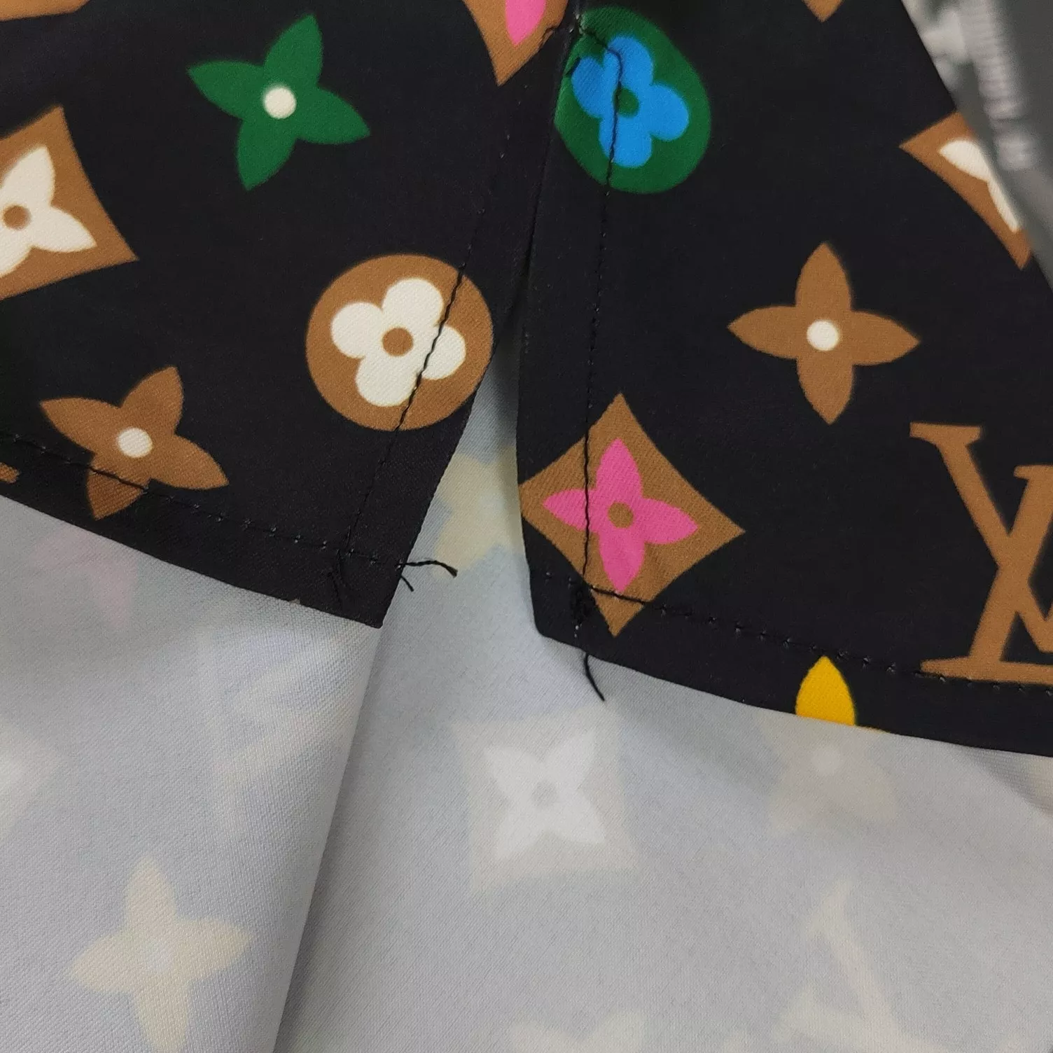 루이비통 LV 그래피티 모노그램 풀프린트 반소매 셔츠 상세 이미지 8