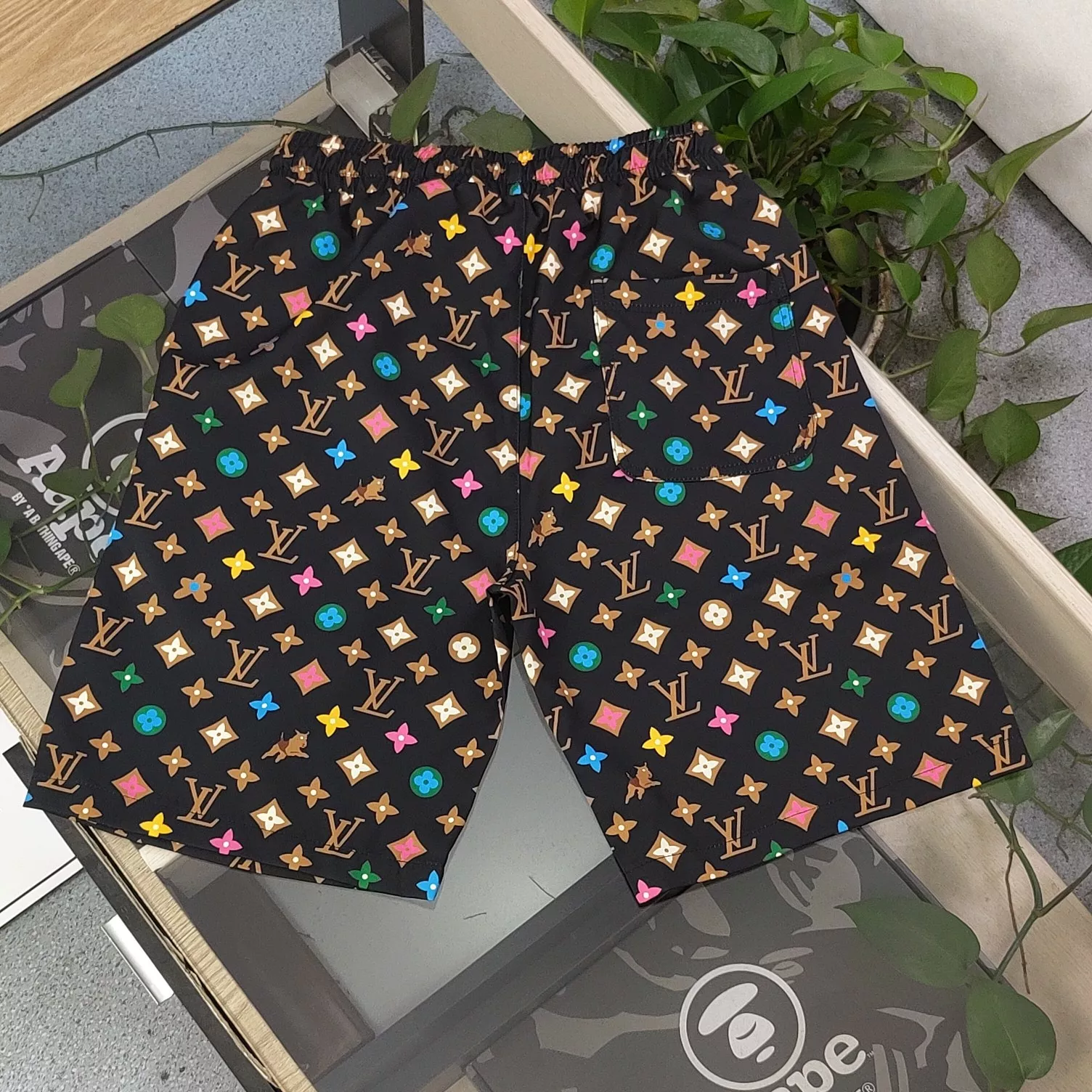 루이비통 LV 그래피티 모노그램 프린트 비치 쇼츠 상세 이미지 2