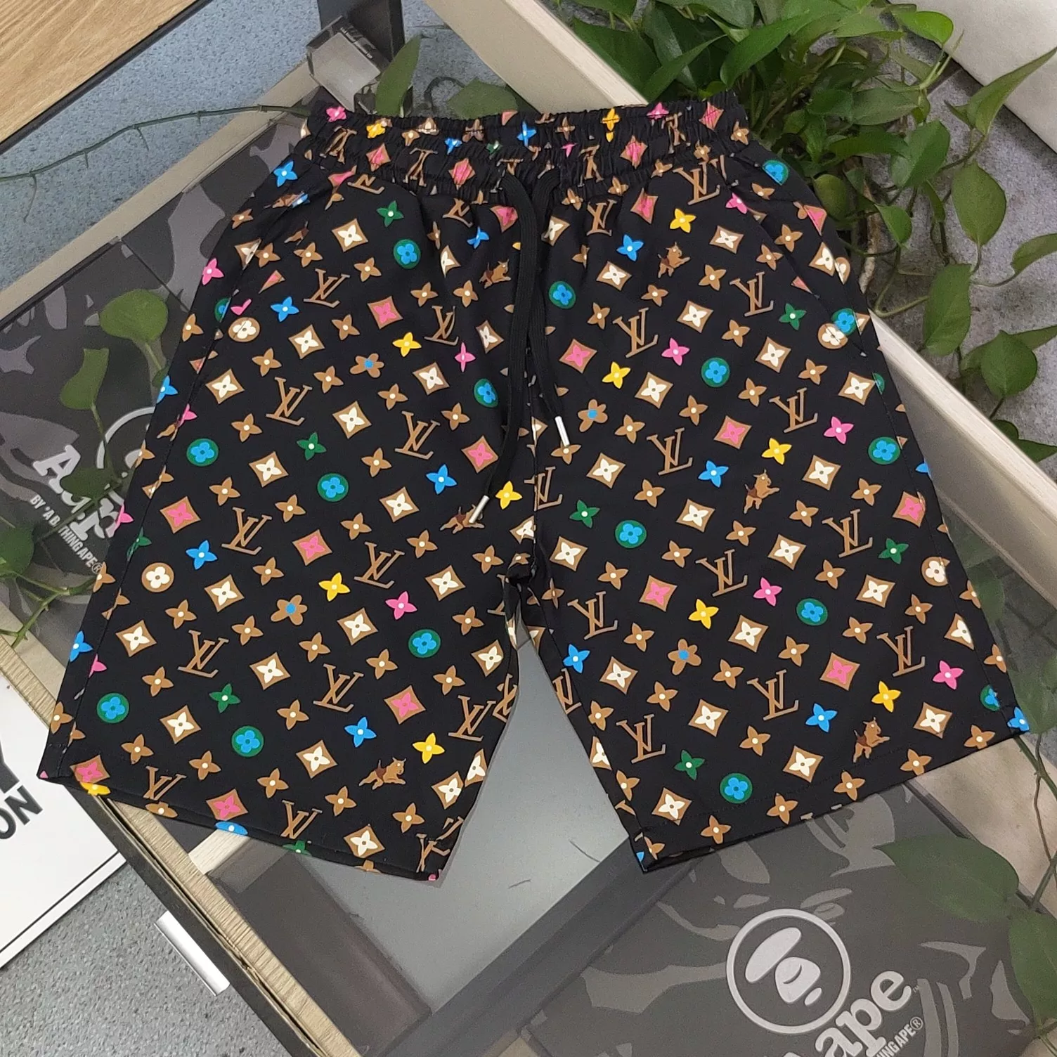 루이비통 LV 그래피티 모노그램 프린트 비치 쇼츠 상세 이미지 1