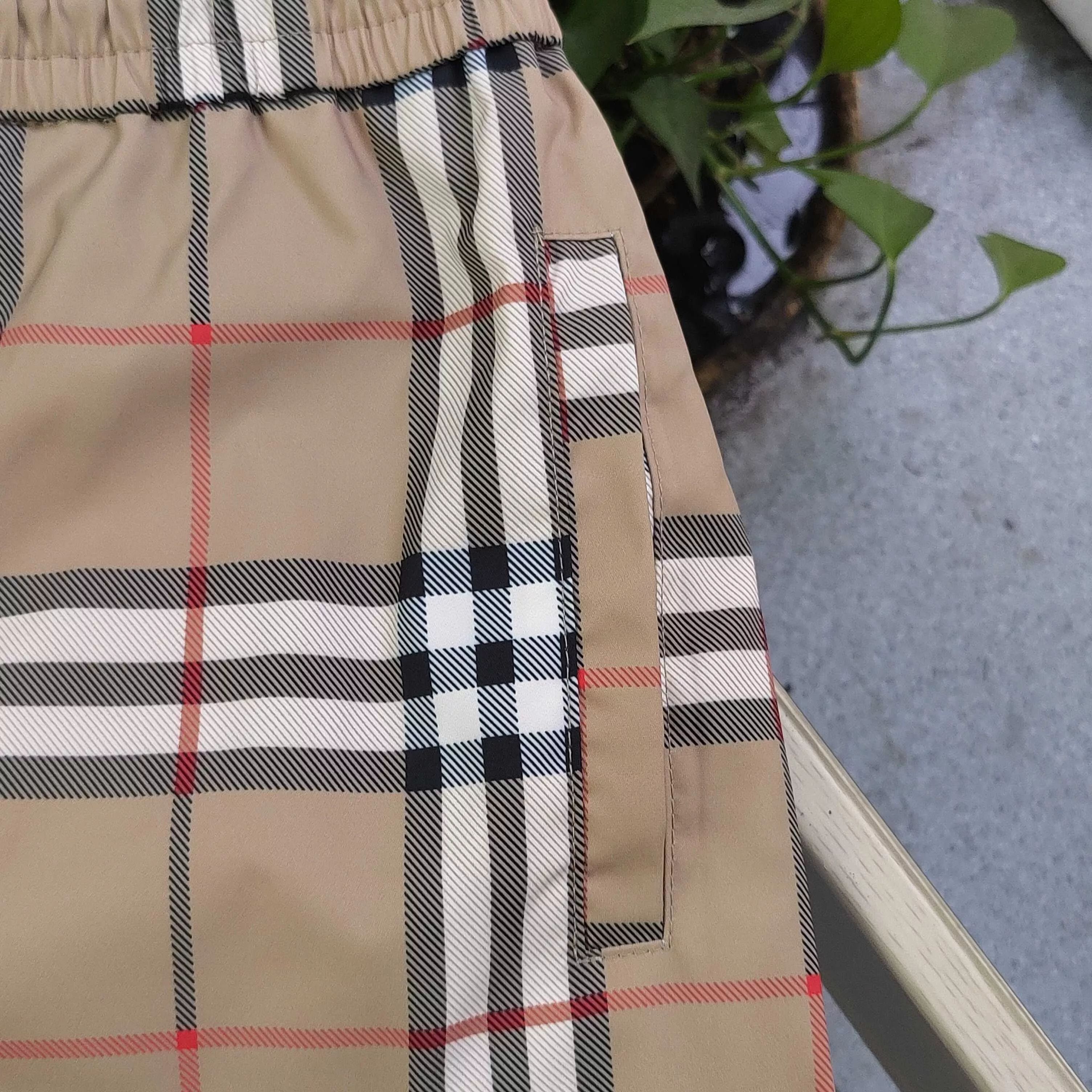 버버리 체크 로고 프린트 속건 비치 하프 팬츠 상세 이미지 6