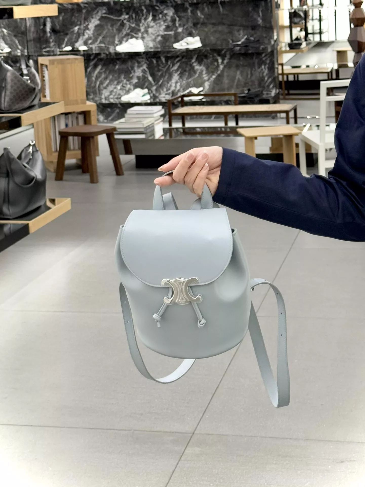 셀린느 트리오페 스무스 카프스킨 드로스트링 백팩 상세 이미지 22