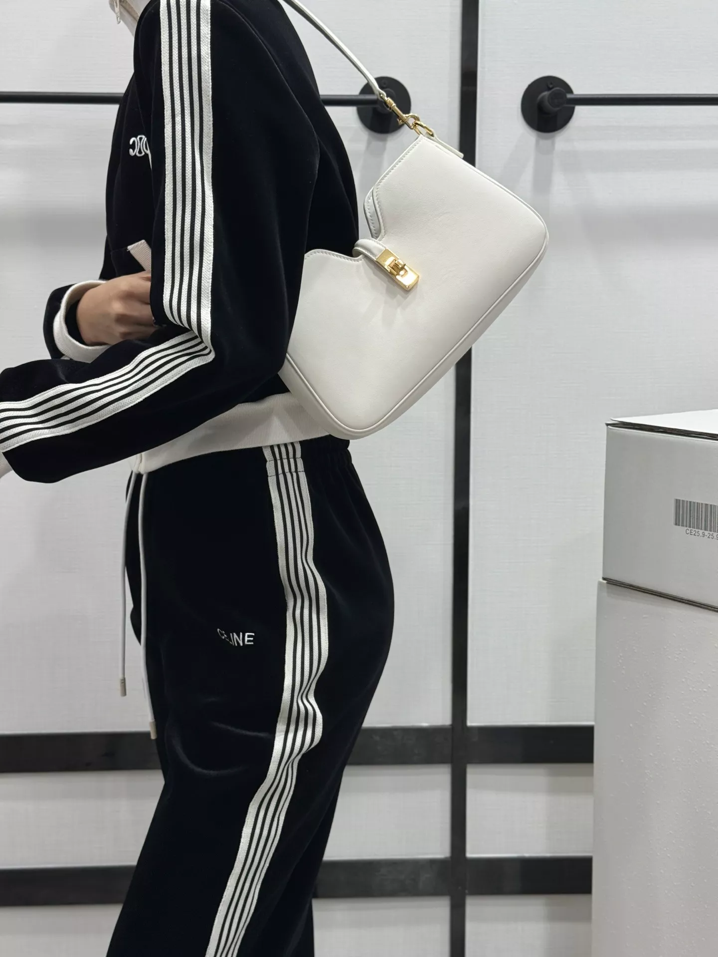 셀린느 카미유 16 소프트 미니멀 체인 숄더백 상세 이미지 21