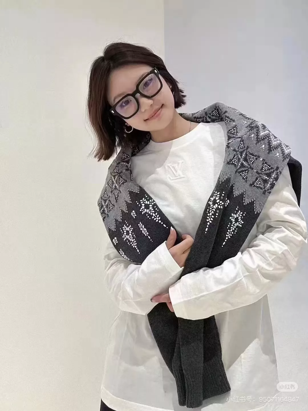 루이비통 엠보스 로고 실리콘 자수 긴소매 티셔츠 상세 이미지 16