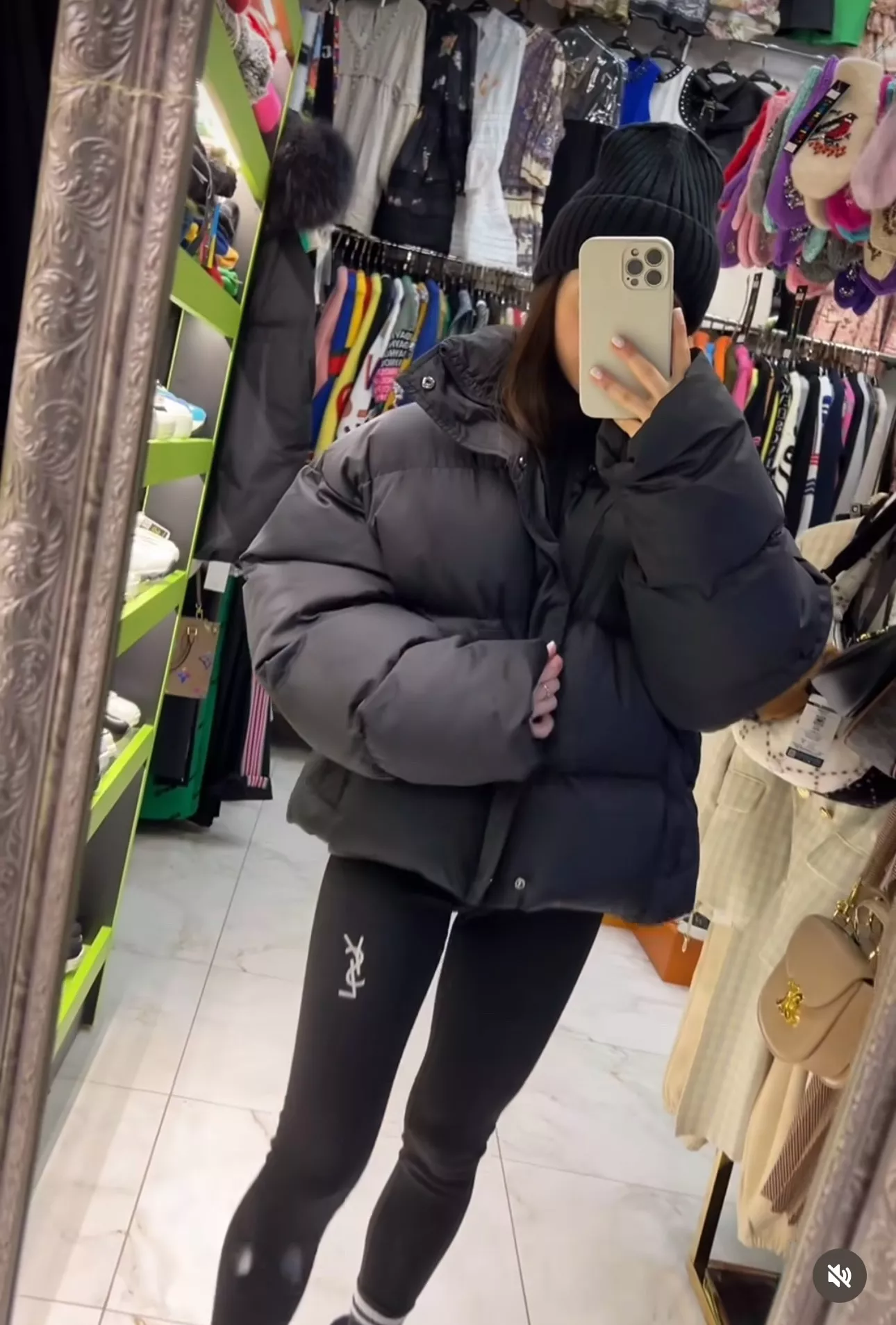 발렌시아가 BB 자수 로고 후드 쇼트 패딩 상세 이미지 15