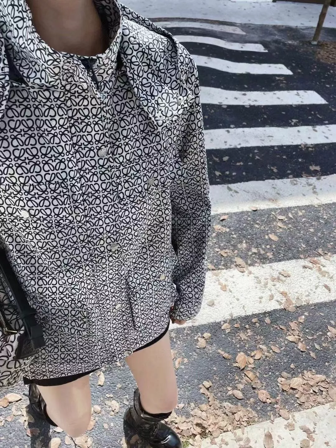 로에베 올오버 로고 벨티드 후드 재킷 상세 이미지 16