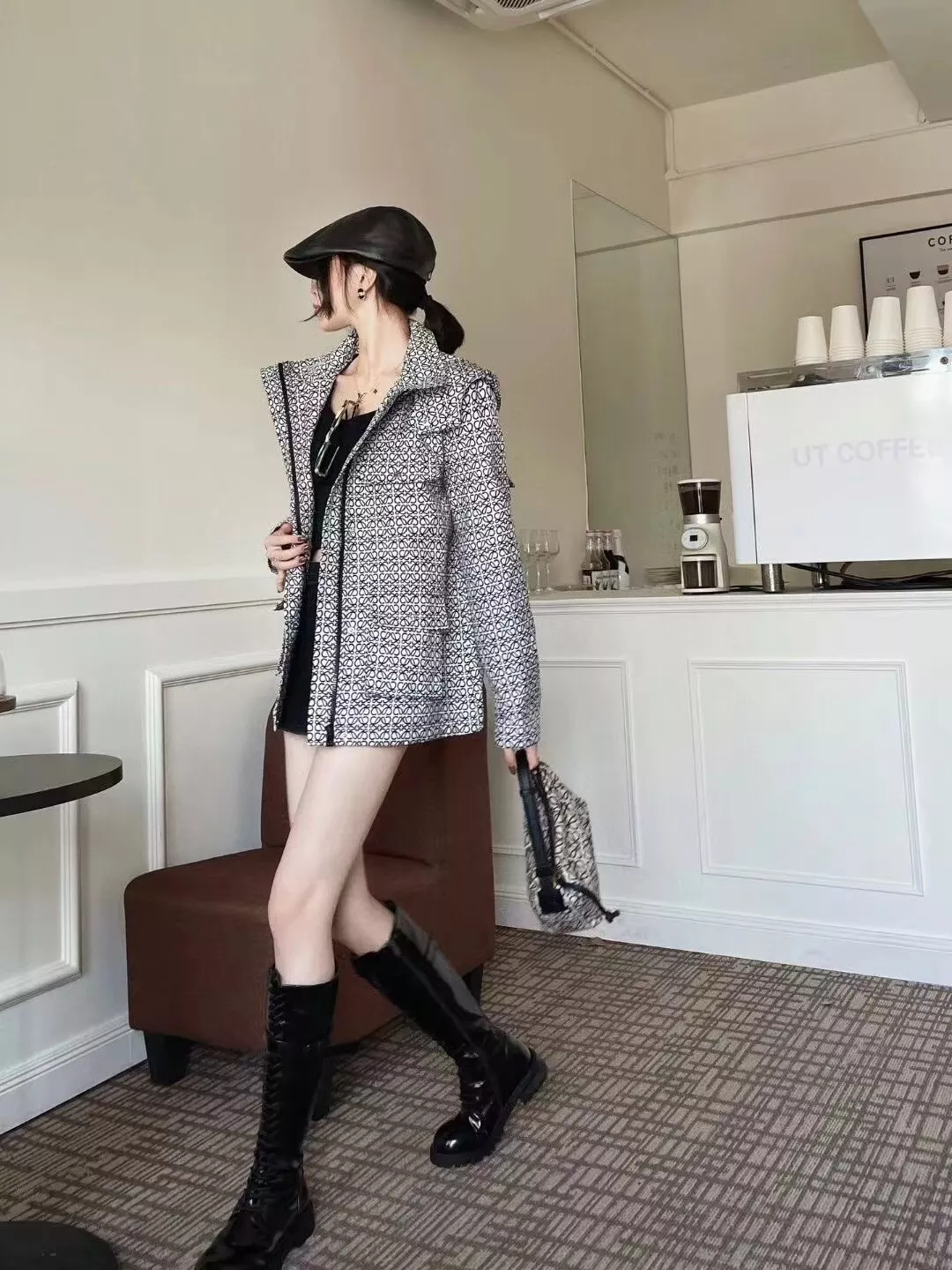 로에베 올오버 로고 벨티드 후드 재킷 상세 이미지 18