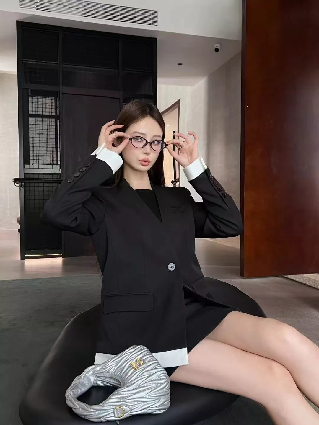 미우미우 로고 자수 패치 페이크 레이어드 V넥 정장 재킷 상세 이미지 14