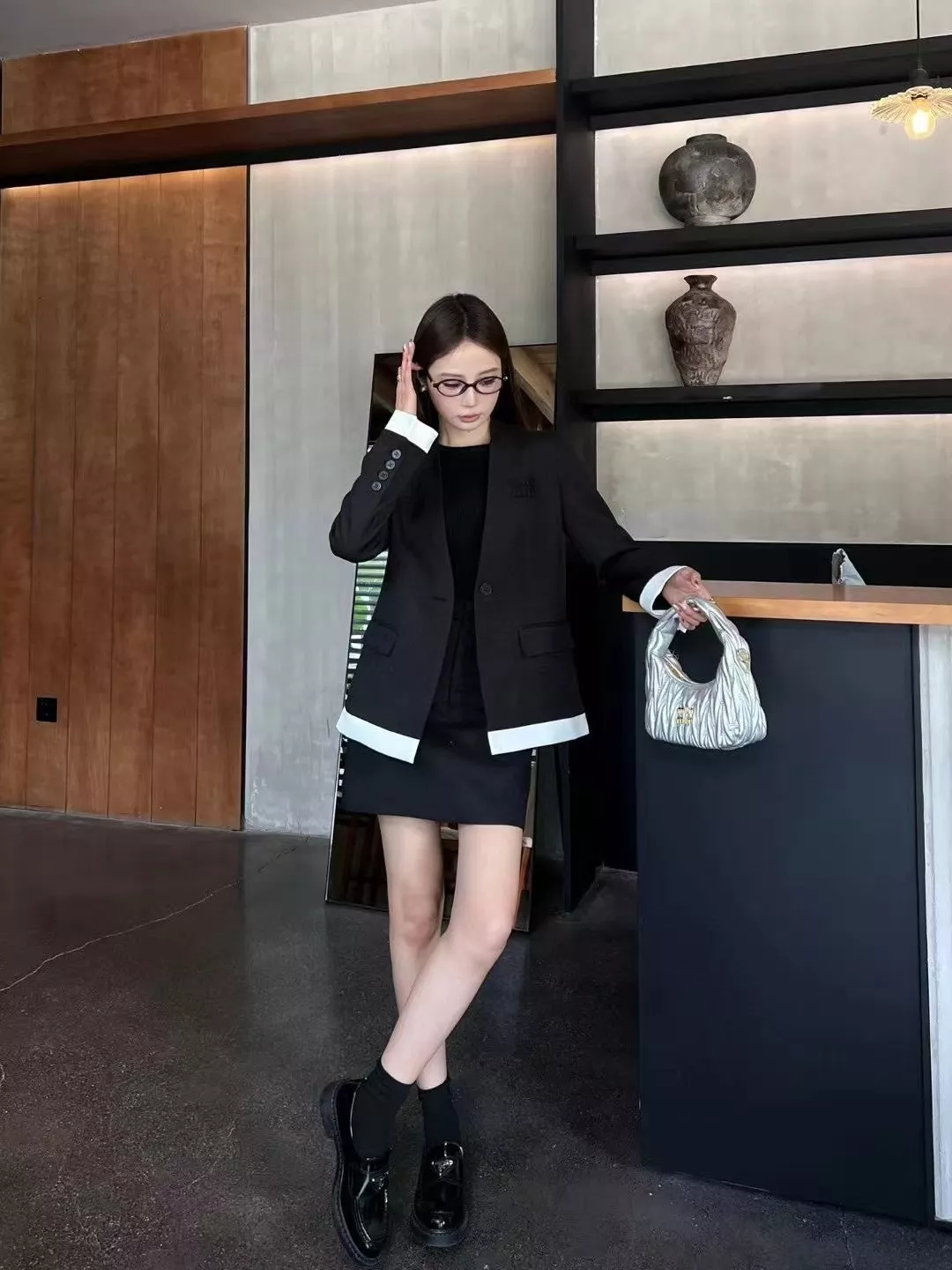 미우미우 로고 자수 패치 페이크 레이어드 V넥 정장 재킷 상세 이미지 15