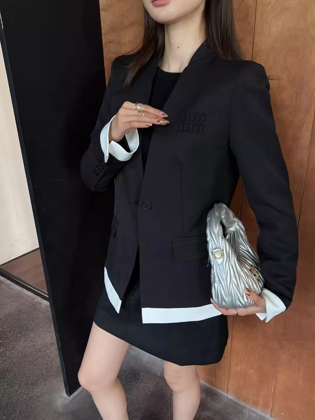 미우미우 로고 자수 패치 페이크 레이어드 V넥 정장 재킷 상세 이미지 11