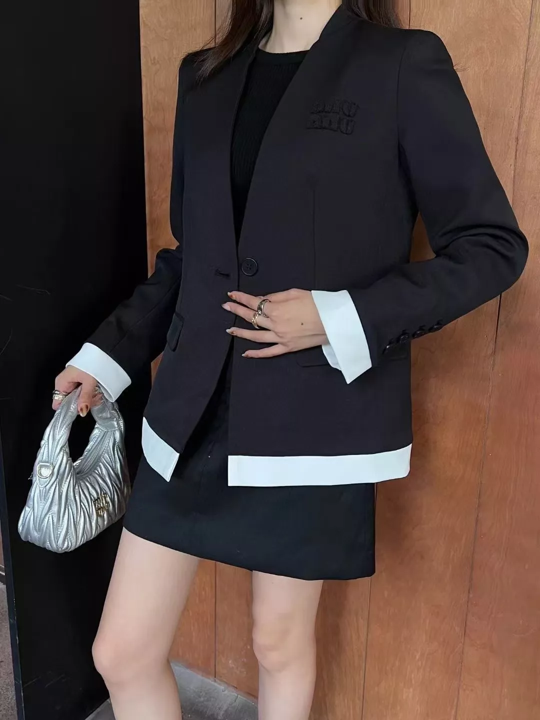 미우미우 로고 자수 패치 페이크 레이어드 V넥 정장 재킷 상세 이미지 10