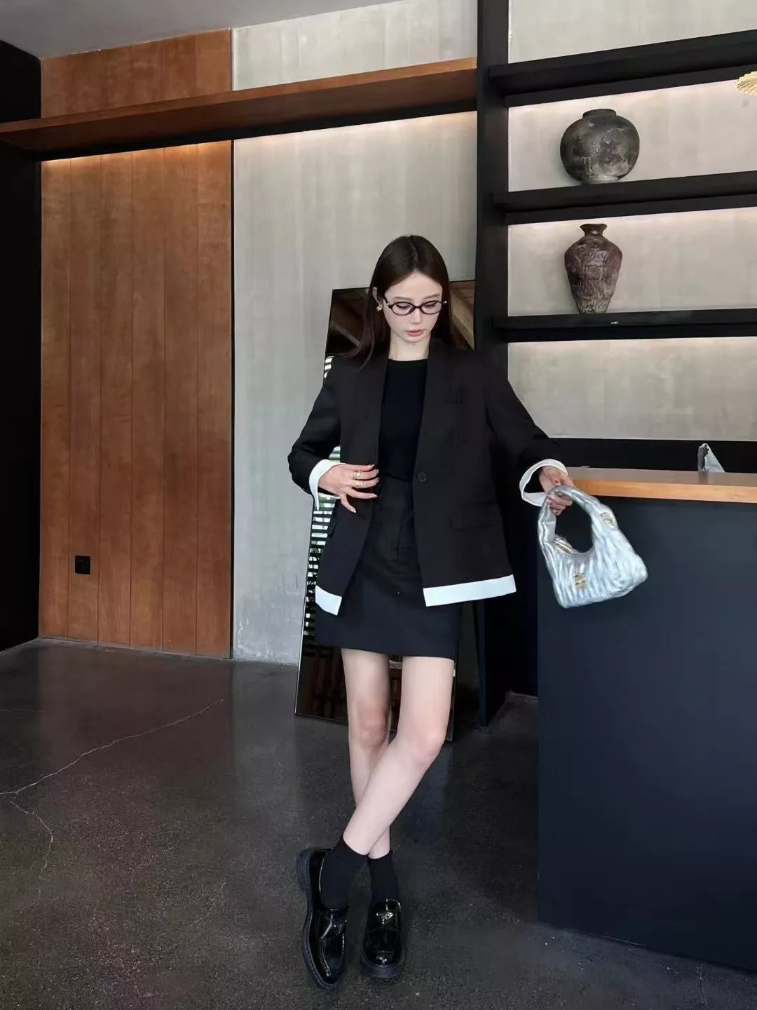 미우미우 로고 자수 패치 페이크 레이어드 V넥 정장 재킷 상세 이미지 18