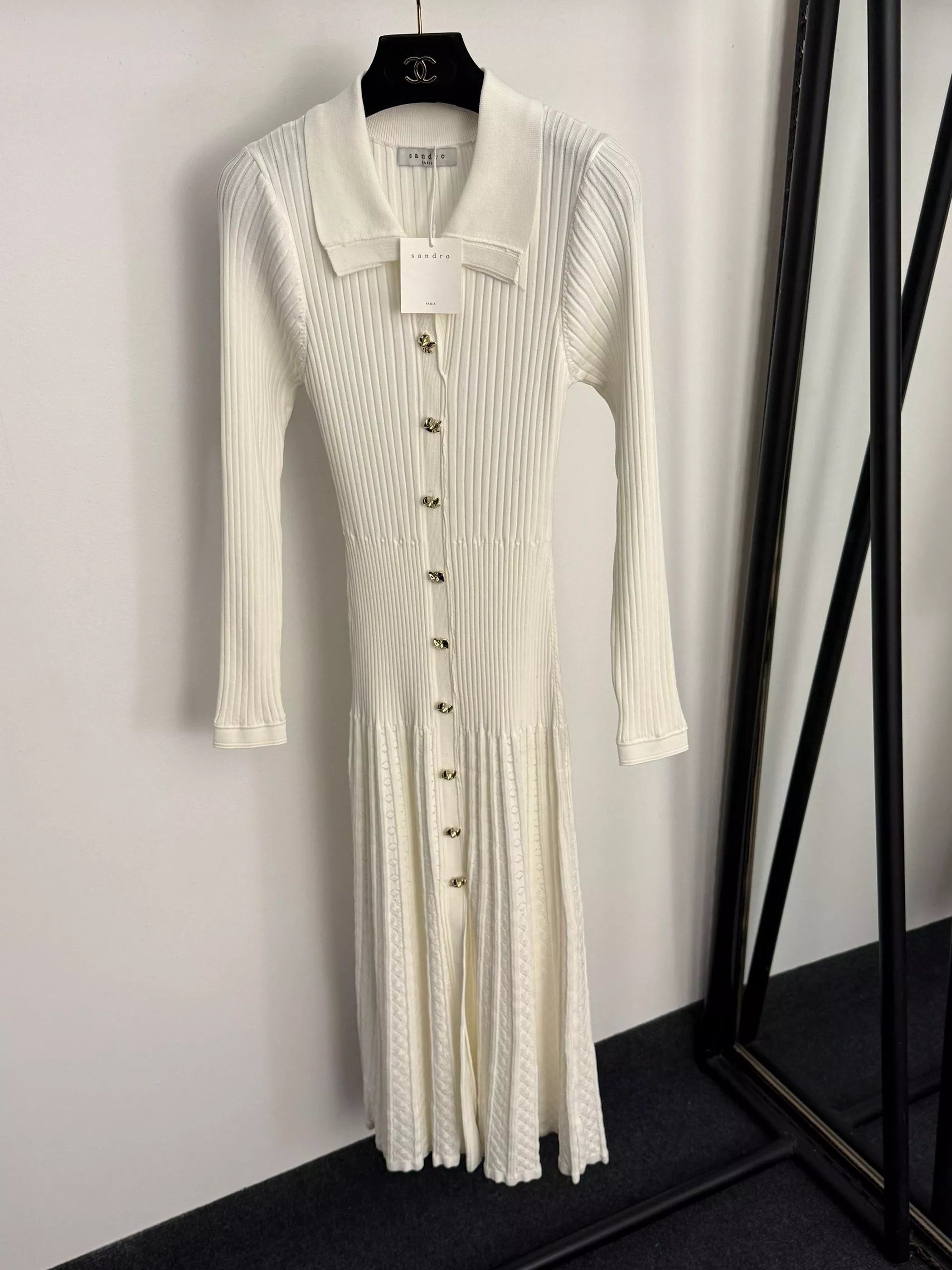 산드로 플라워 버튼 펀칭 패턴 슬림 니트 롱 원피스 상세 이미지 12