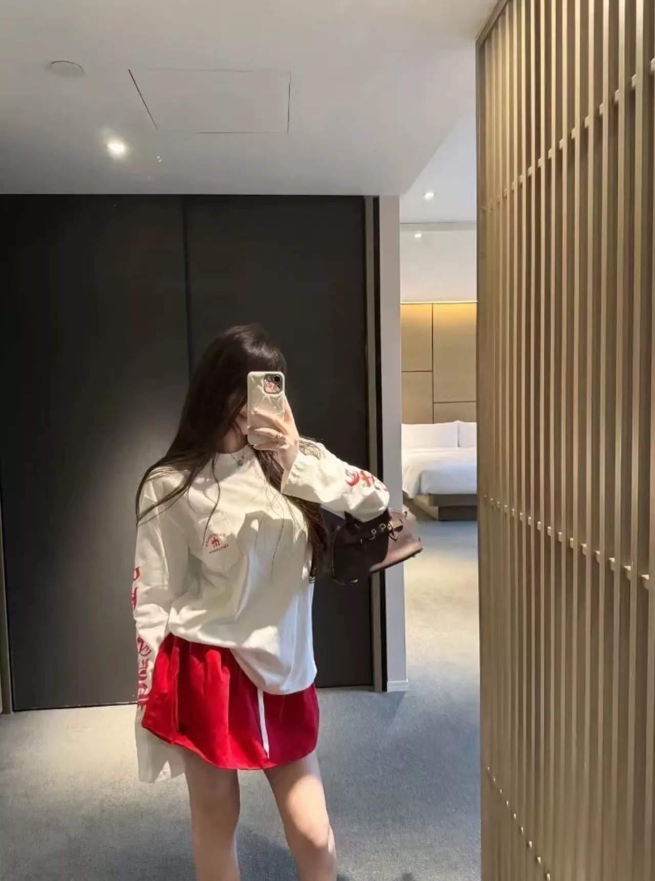 크롬하츠 십자가 산스크리트 프린트 포켓 긴소매 티셔츠 상세 이미지 18