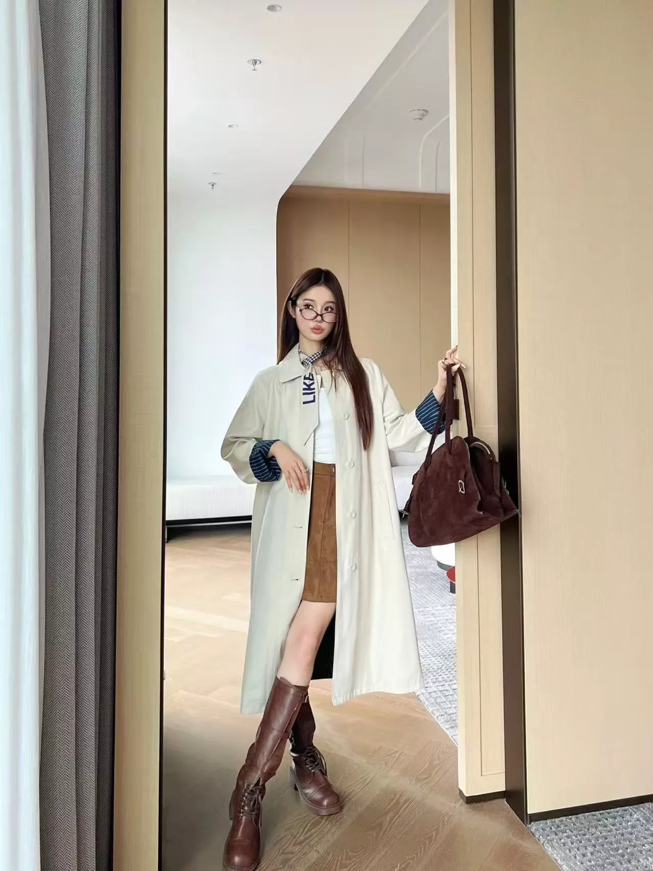 미우미우 레터 패치 백카라 롱 트렌치 코트 상세 이미지 16