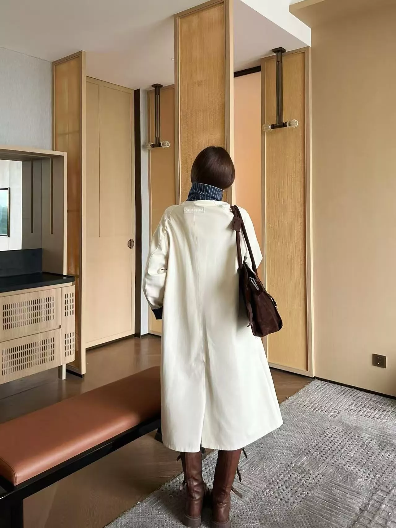 미우미우 레터 패치 백카라 롱 트렌치 코트 상세 이미지 21