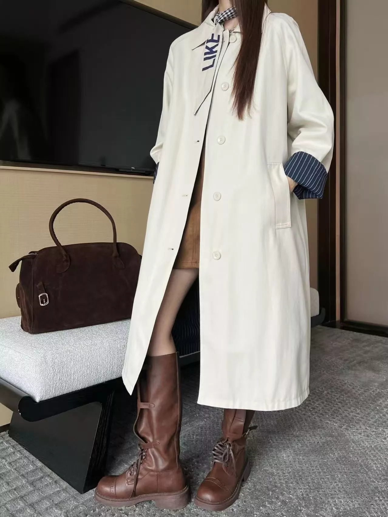 미우미우 레터 패치 백카라 롱 트렌치 코트 상세 이미지 14