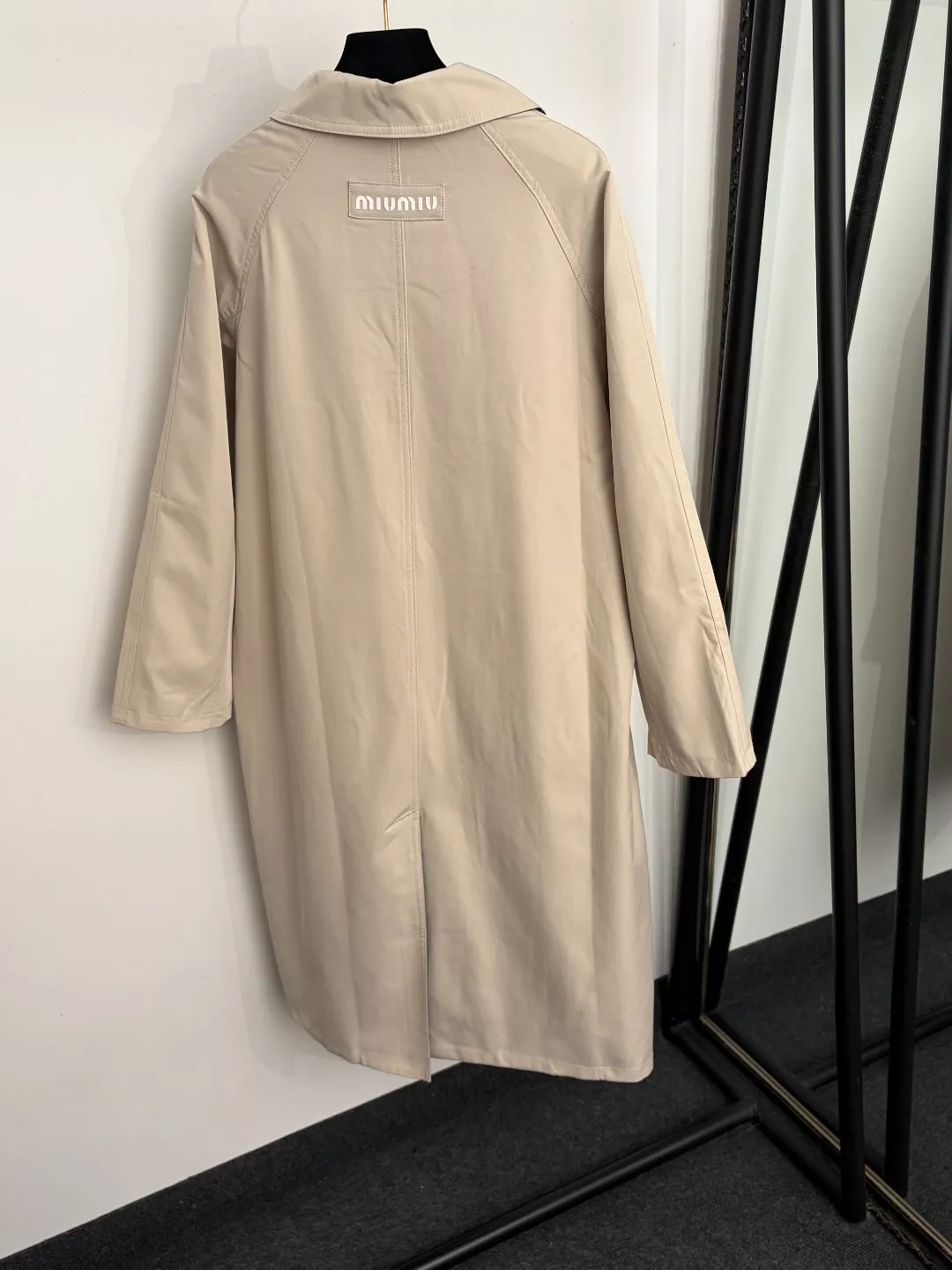 미우미우 레터 패치 백카라 롱 트렌치 코트 상세 이미지 11