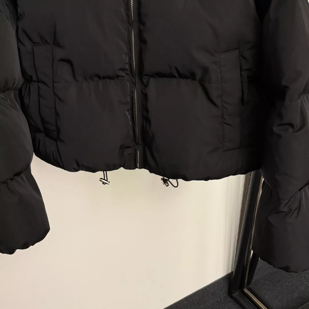 프라다 로고 삼각 장식 배색 안감 쇼트 패딩 재킷 상세 이미지 4