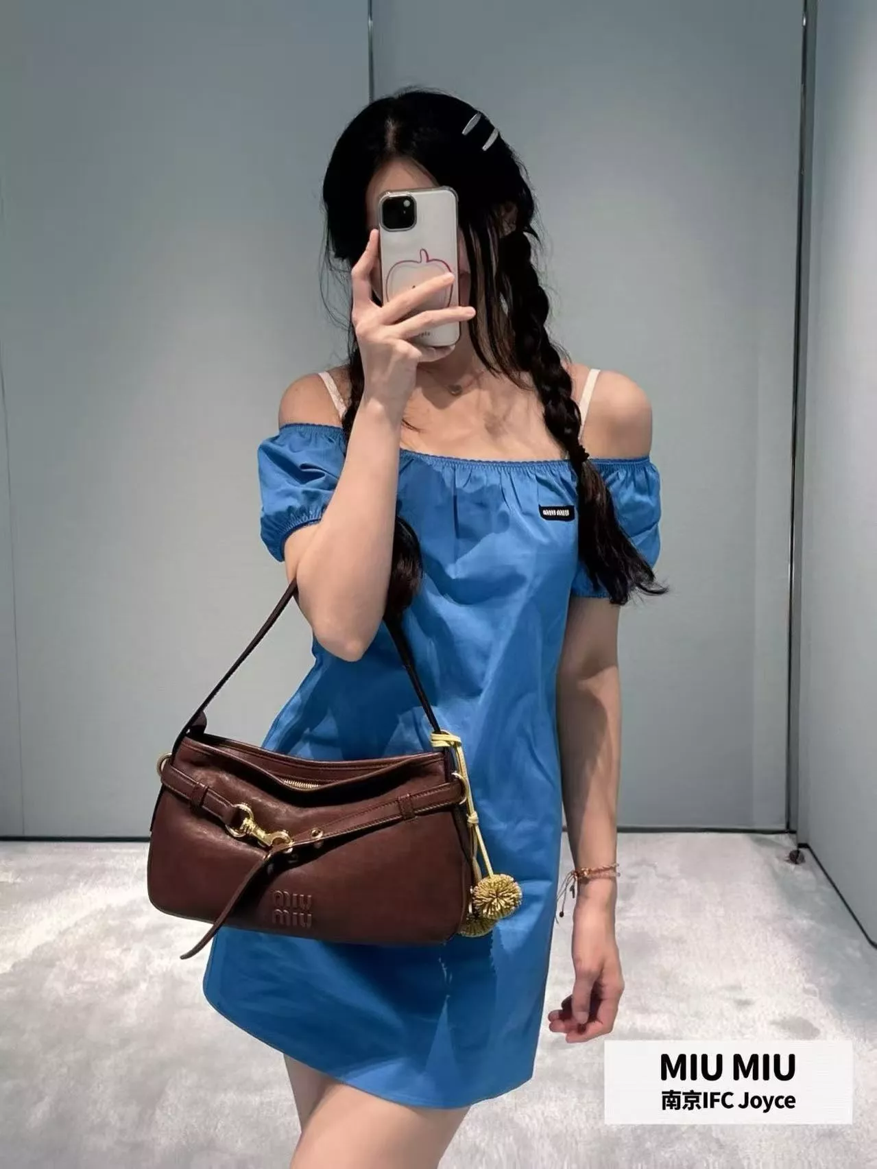 미우미우 레터 패치 오프숄더 반소매 미니 원피스 상세 이미지 15
